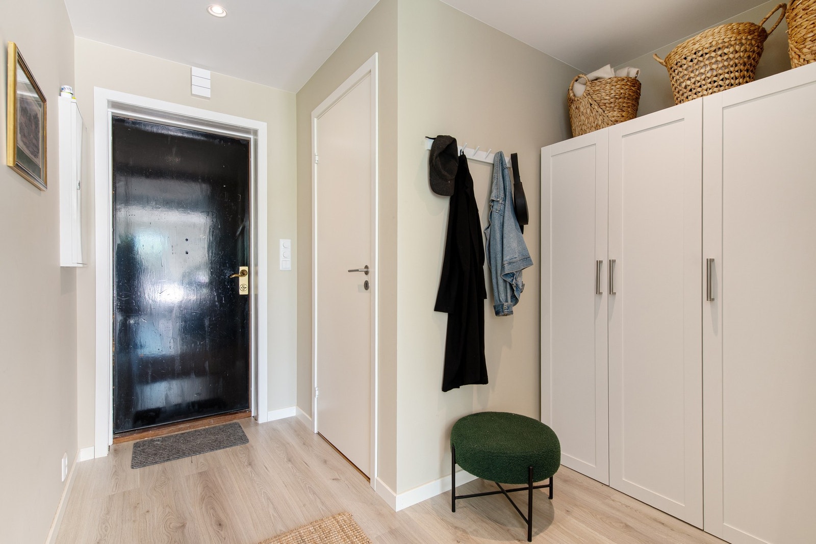 Entre/gang og toalettrom. Plass til klær og sko. Galleribilde