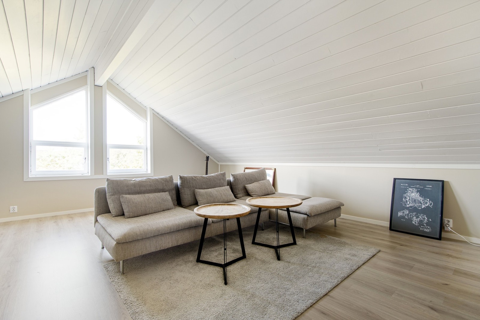 Stuen oppe er pusset opp i 2025.Rommet er tiltalende og passer utmerket som TV-stue. Galleribilde