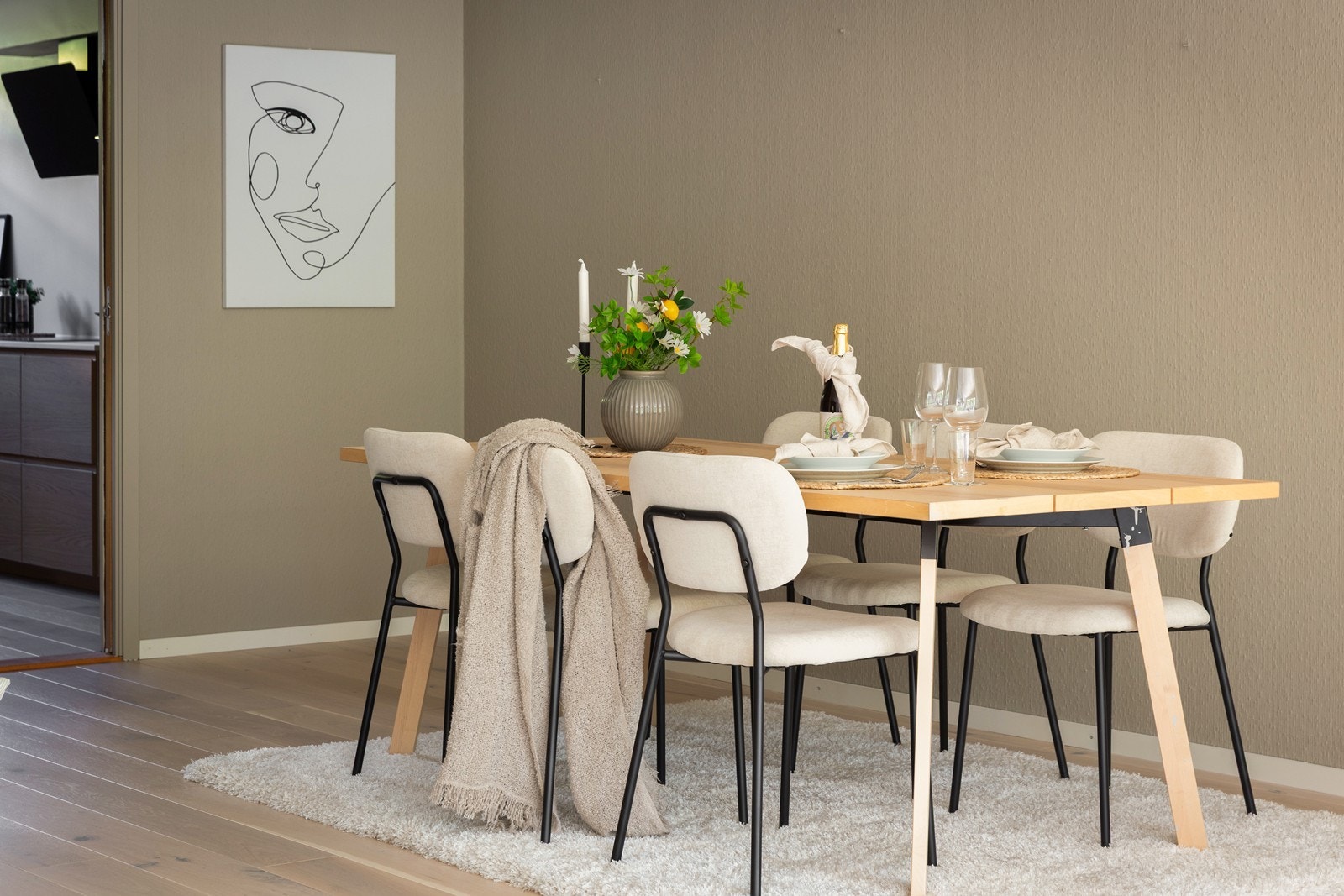 Stuen er malt i en lekker og moderne beigetone. Galleribilde