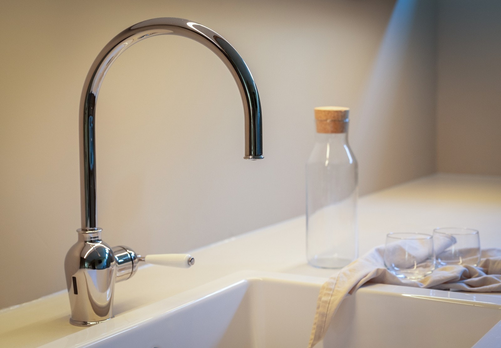 Vask med elegant kran. Galleribilde