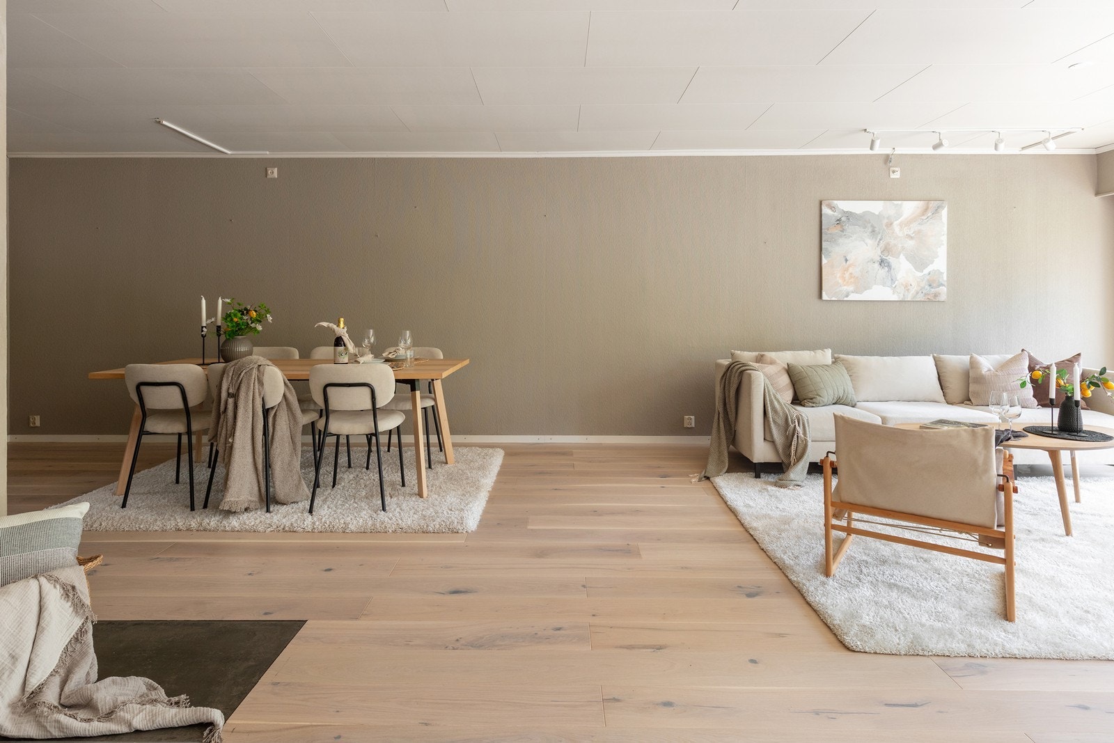 Lys og trivelig stue med lekker 1-stavs eikeparkett. Galleribilde