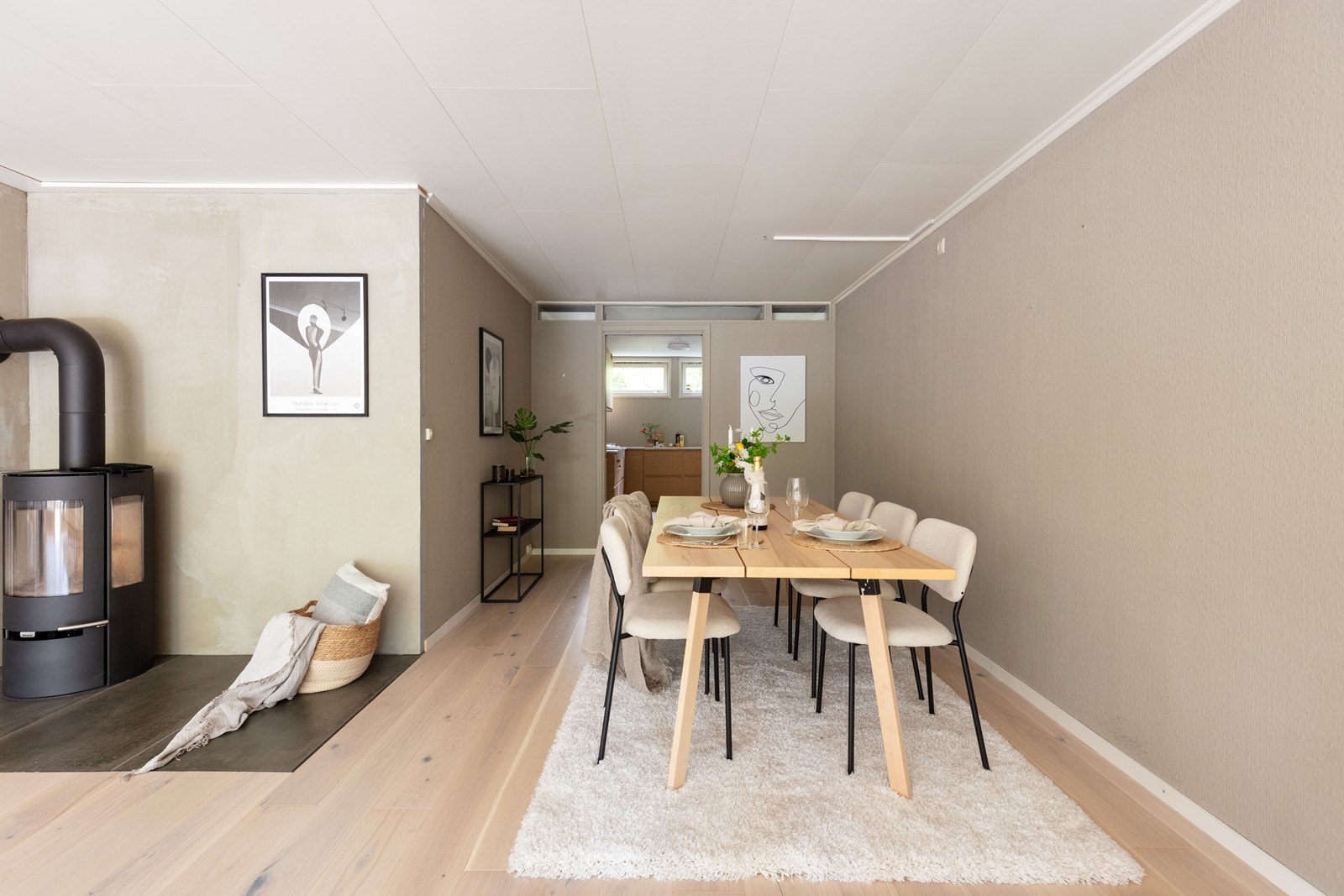 Stuen er mer enn stor nok til både spise- og sittegruppe, samt en flott peisovn. Galleribilde