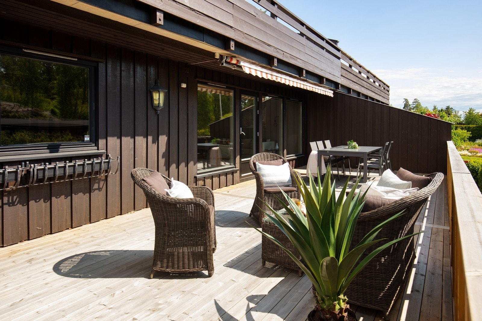 God plass til både grill og ulike typer utemøbler. Galleribilde