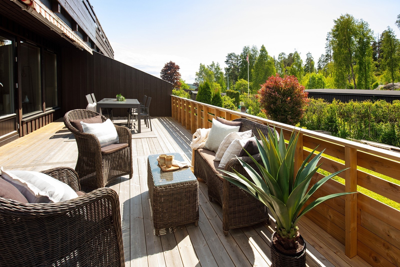 Solrik uteplass med sydvestvendt beliggenhet. Galleribilde