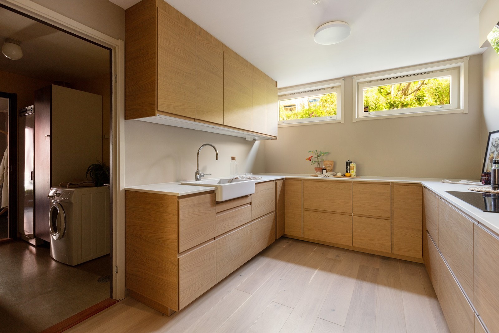 Koselig kjøkken med vinduer som gir godt naturlig lys. Galleribilde