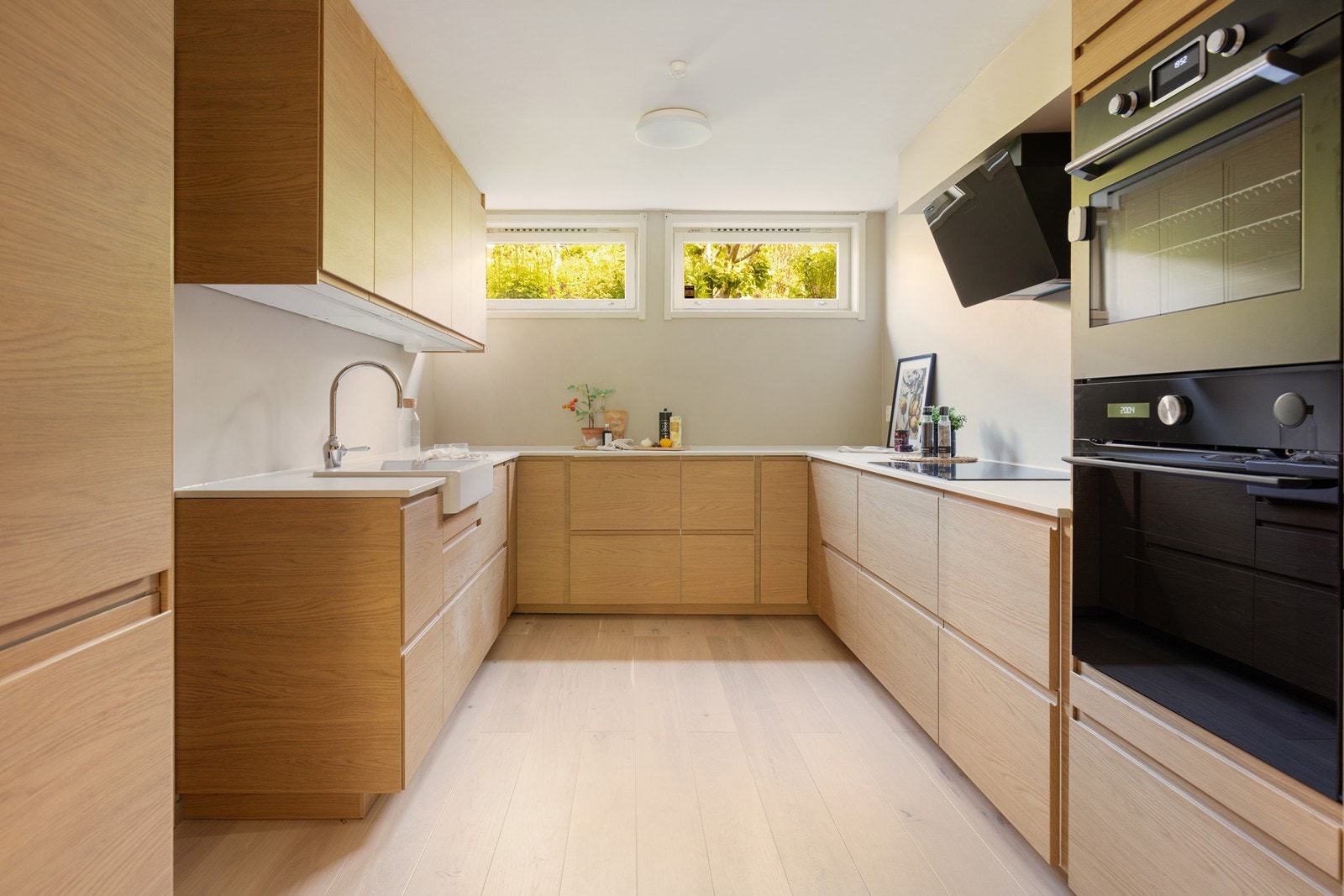 Fra stuen er det direkte adkomst inn på kjøkkenet. Galleribilde