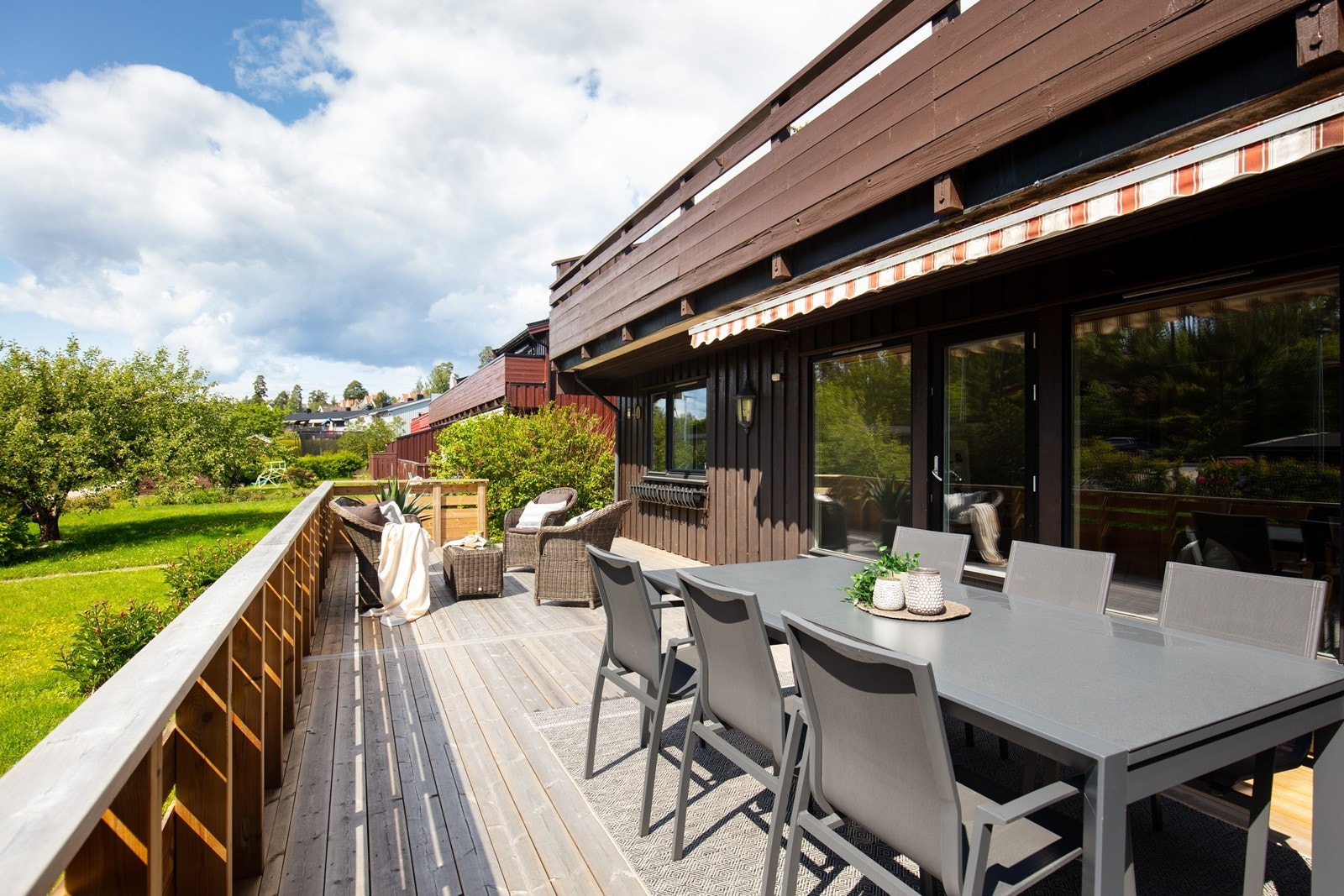 En idyllisk forlengelse av stuen i sommerhalvåret. Galleribilde