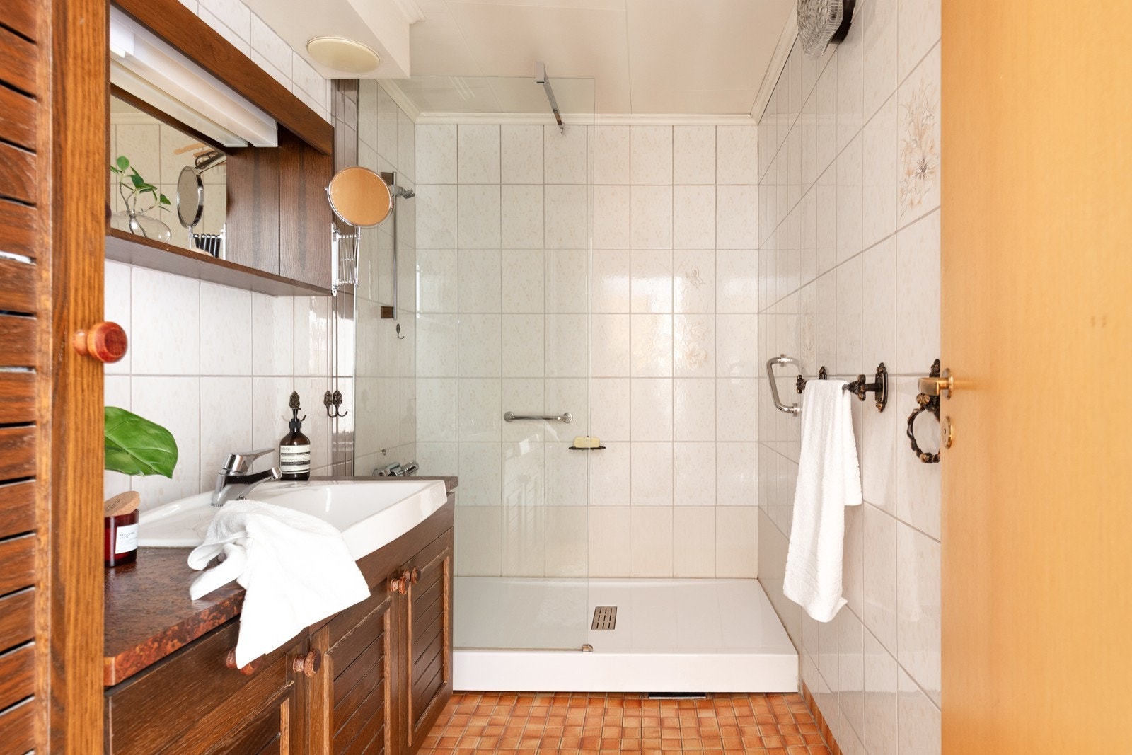 Fliser bad med stilig baderomsinnredning i heltre. Galleribilde