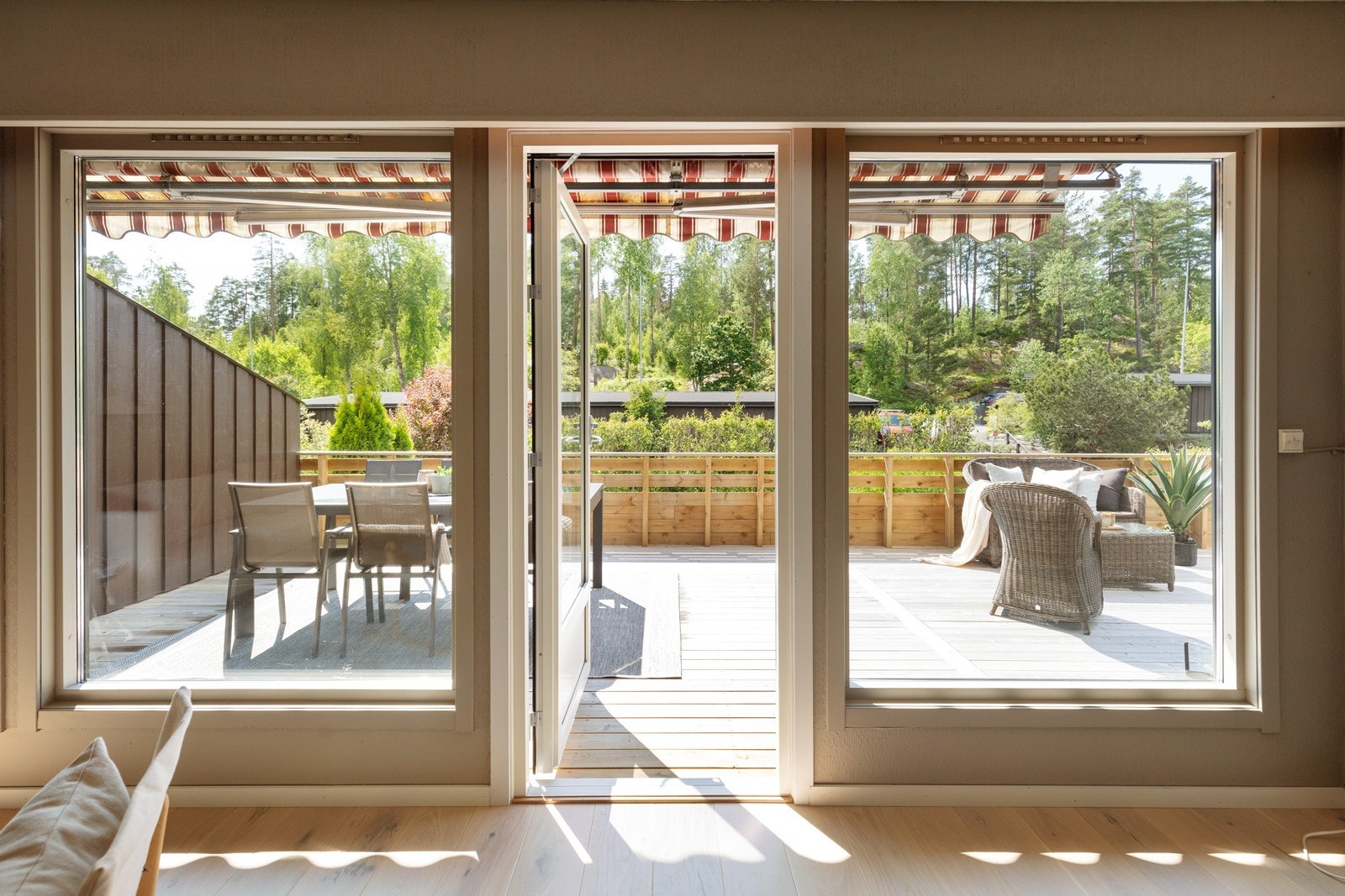 Fra stuen er det direkte adkomst ut til terrassen. Galleribilde