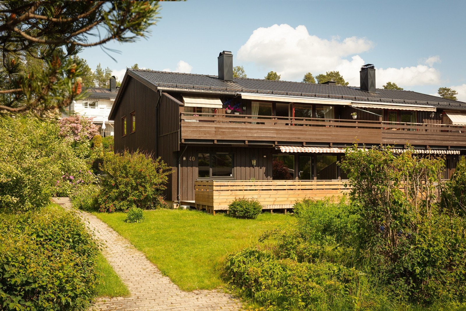 Pen brosteinsbelagt gangvei inn til boligen. Galleribilde