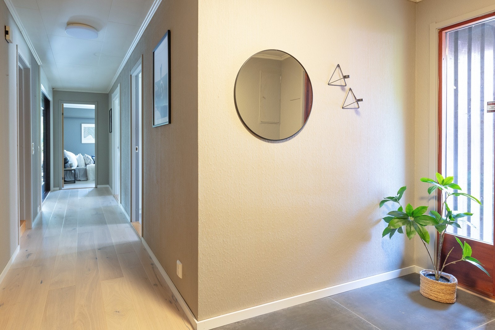 Romslig og pen entré. Galleribilde