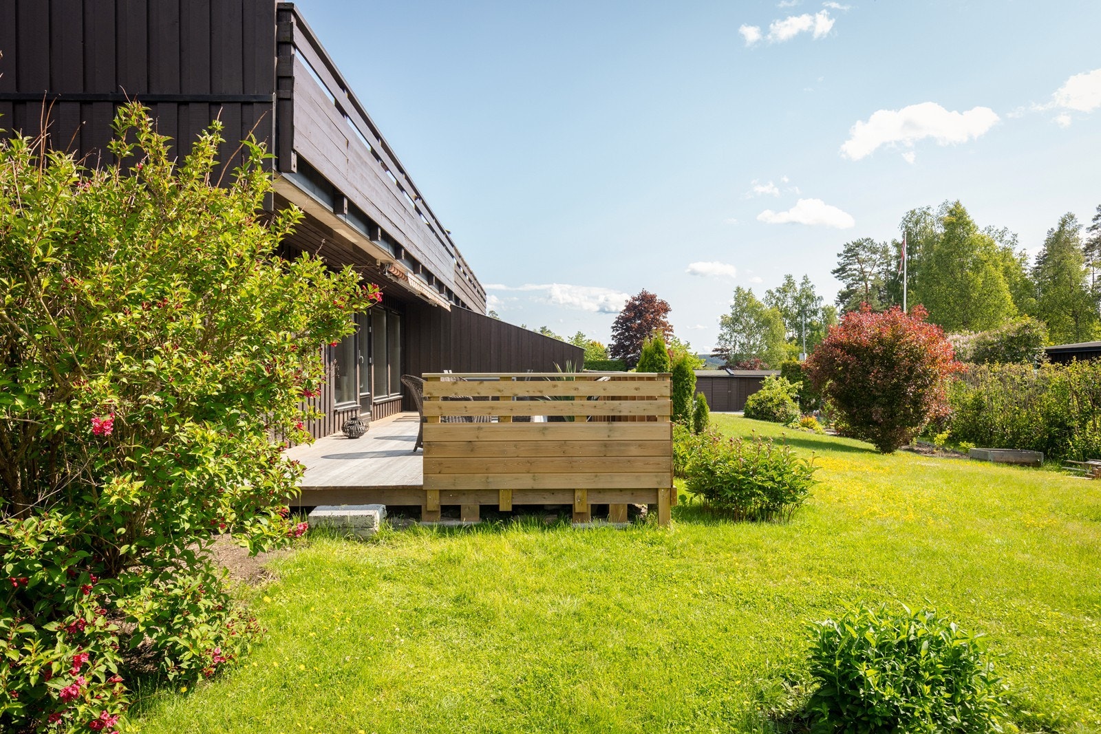 Direkte adkomst fra terrassen til hagen. Galleribilde