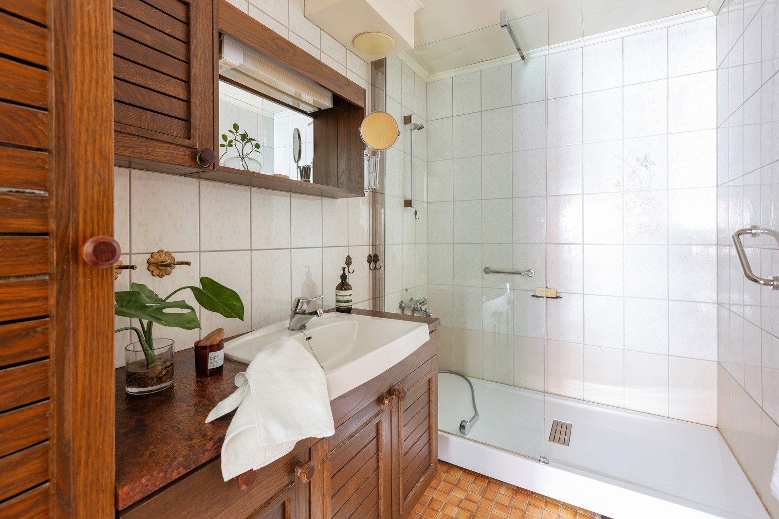 Badet har dusj med glassfront. Galleribilde