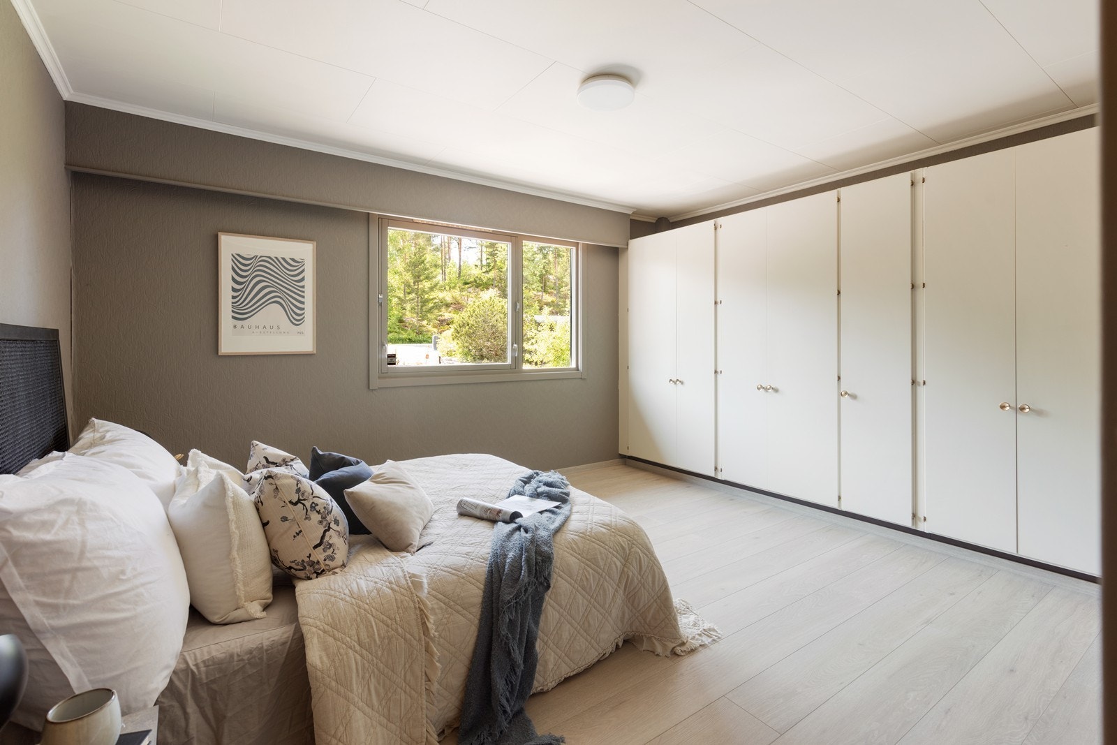 Hovedsoverom med god plass til dobbeltseng og stor garderobe. Galleribilde