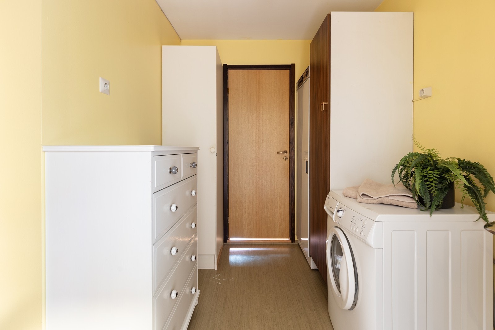 Vaskerom med opplegg til vaskemaskin og plass til skap. Galleribilde