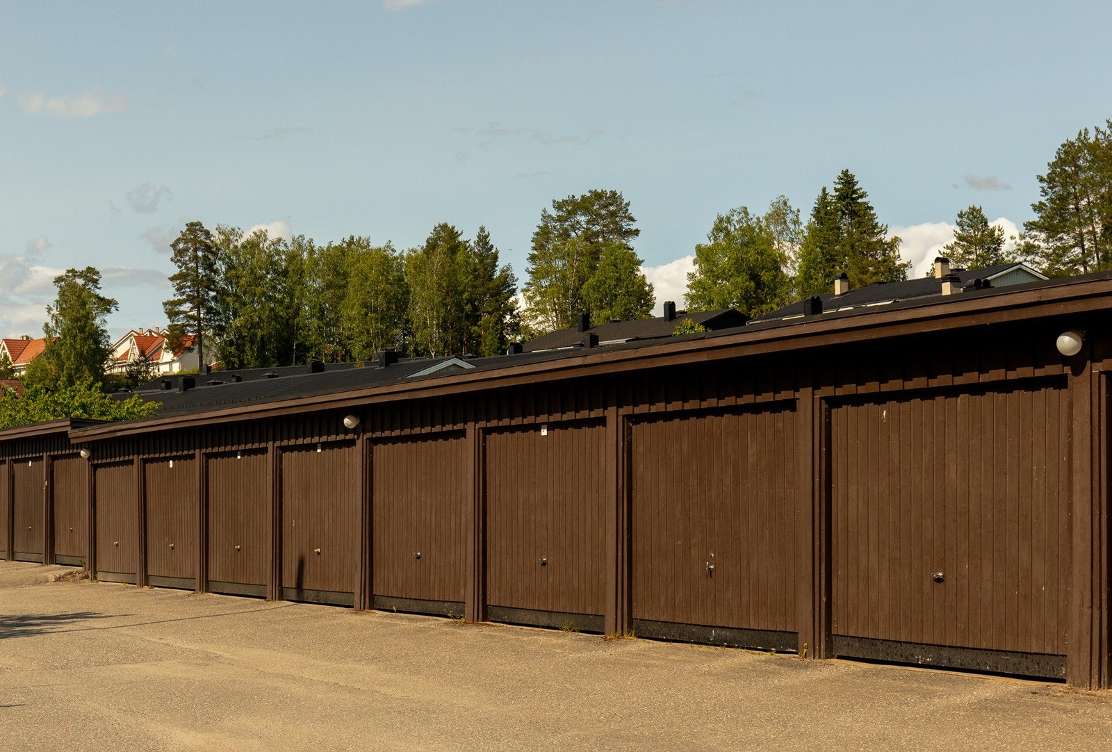 Egen garasje følger med boligen. Det er lagt opp infrastruktur til EL-billader. Ladeboks bestilles gjennom styret. Galleribilde