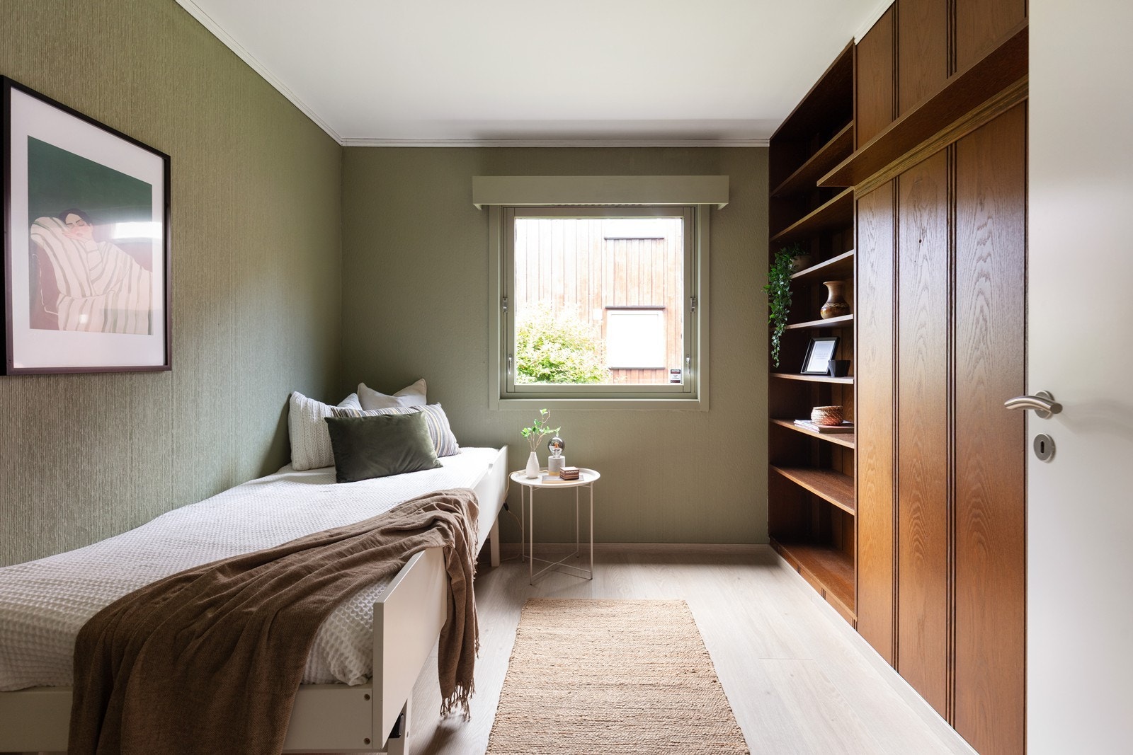 Soverom nummer to har god plass til seng og en pen garderobe. Galleribilde