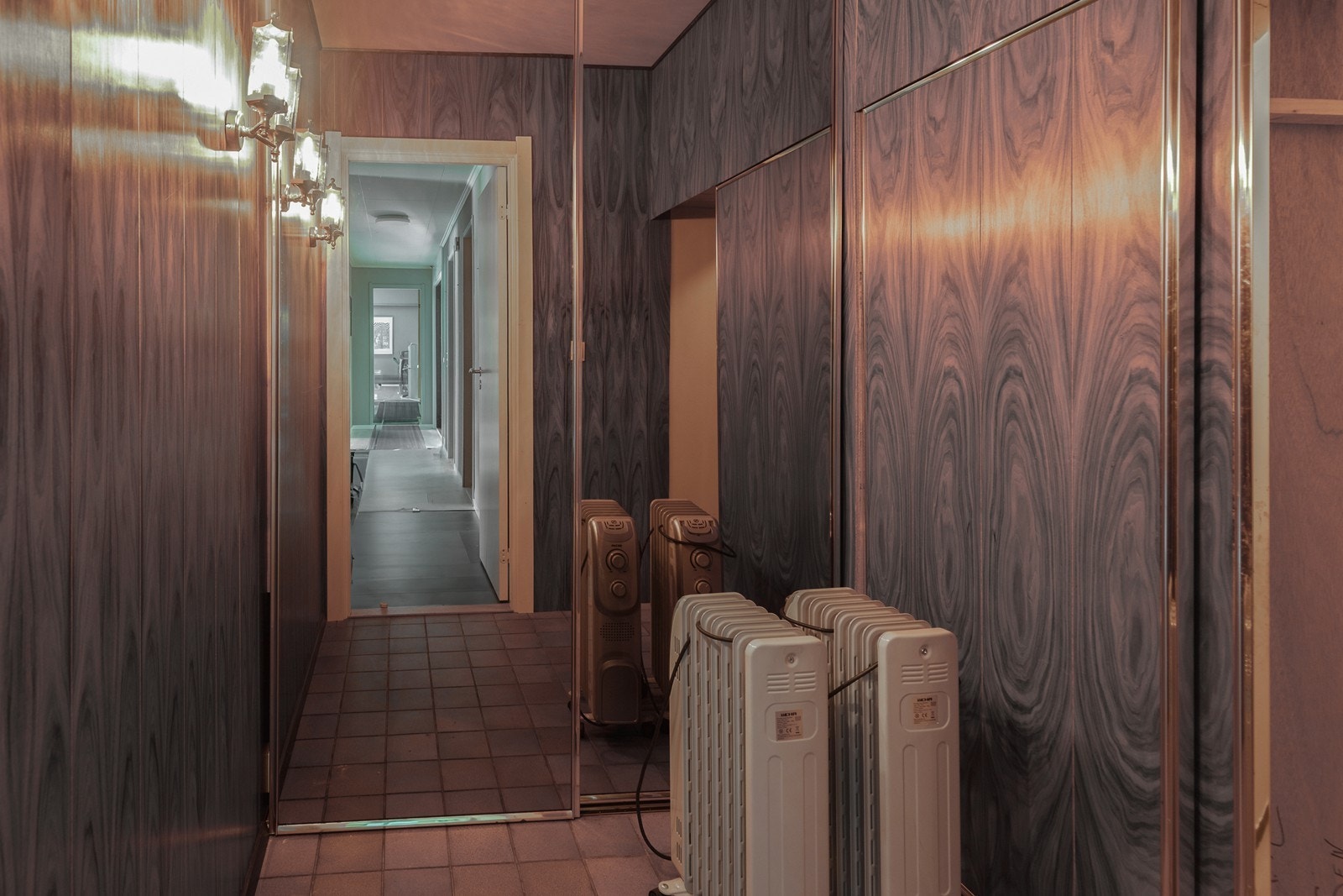 Pen garderobe med bod bak speil. Galleribilde