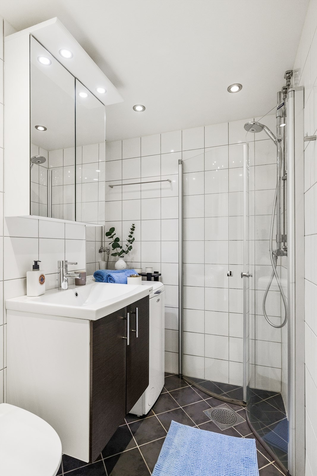 Badet har gulvvarme og opplegg for vaskemaskin Galleribilde