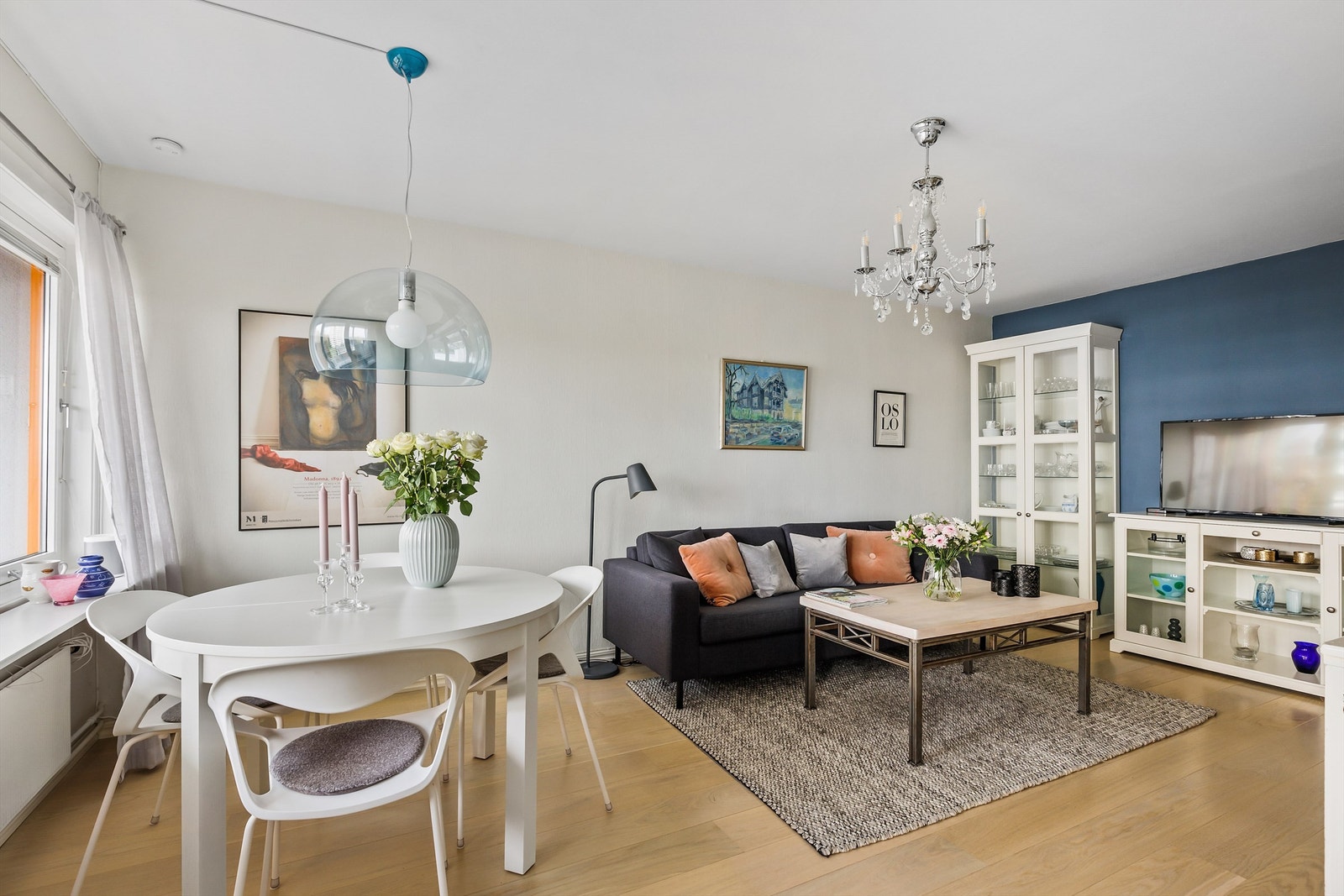 Stuen er lys og romslig og er et godt sosialt oppholdsrom Galleribilde