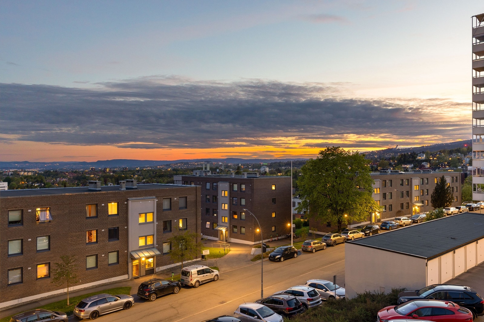 Leiligheten har fantastisk utsikt fra sin vestvendte balkong Galleribilde