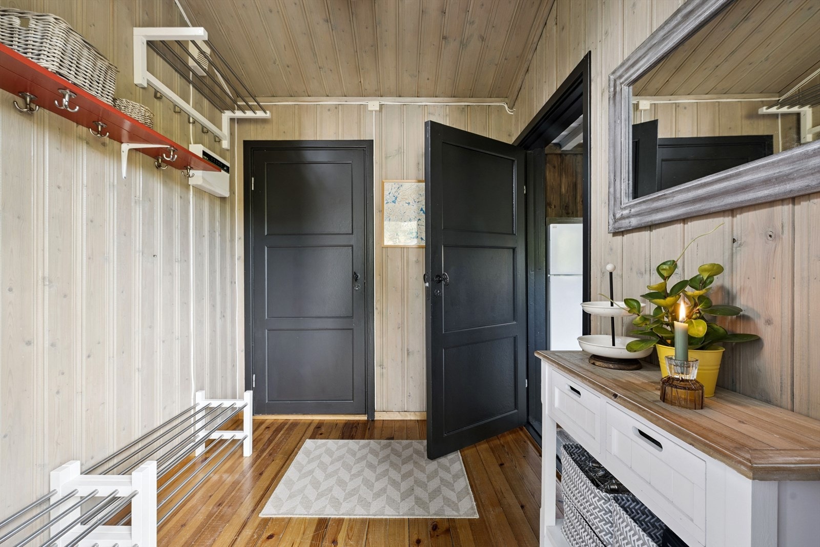 Godt med plass til å henge fra seg yttertøy og sko/støvler Galleribilde