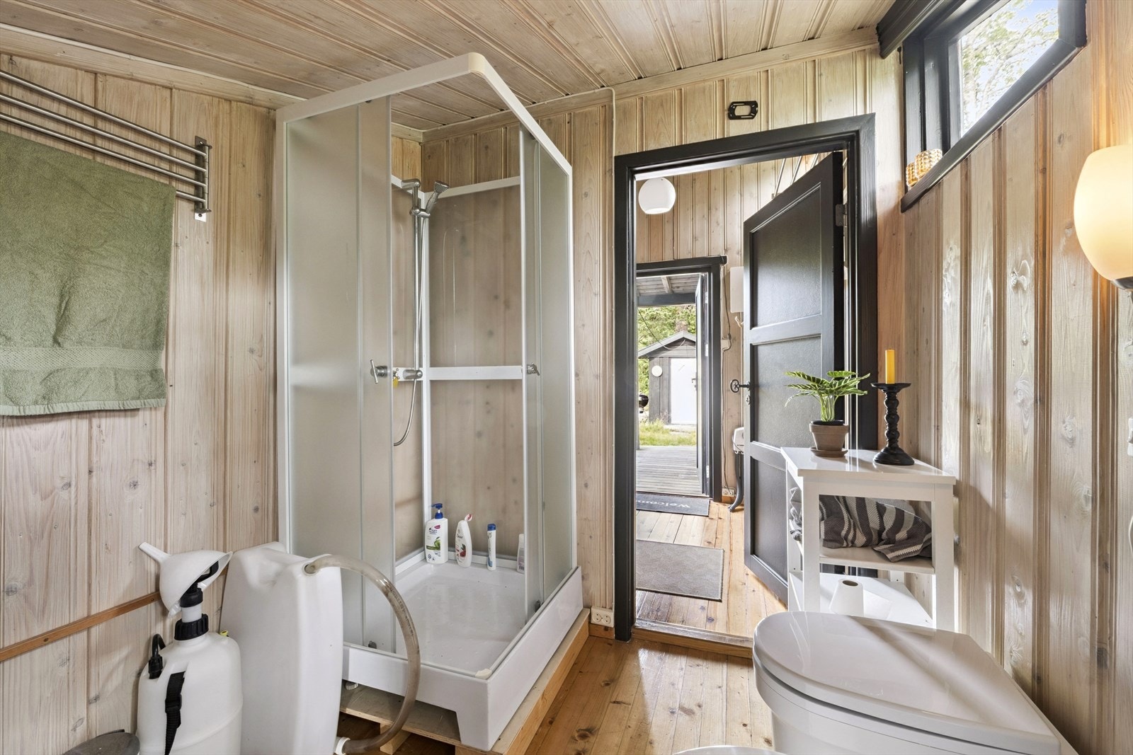 Enkelt hyttedusjbad med dusj, forbrenningsdo og urinal Galleribilde