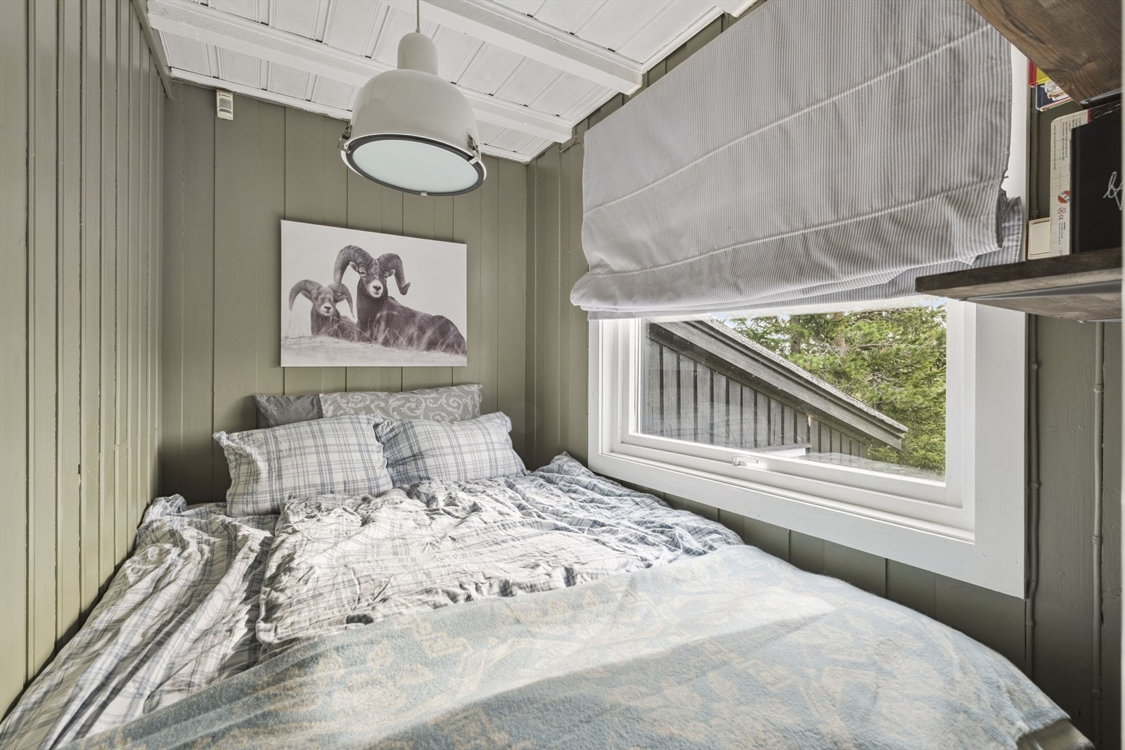 Rom med inngang fra stuen som er innredet som soverom, men arealmessig er for liten til å være godkjent til dette formålet Galleribilde