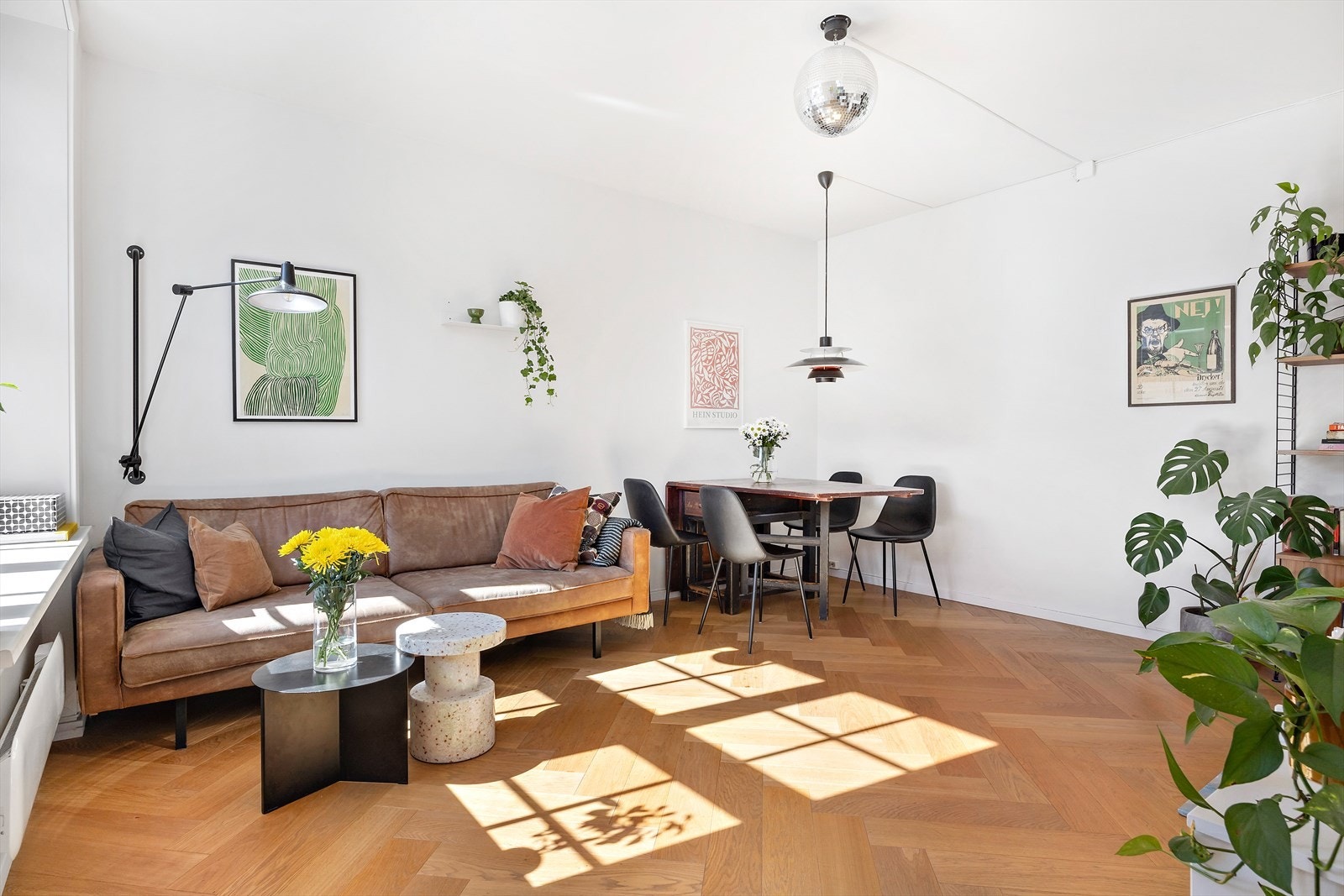 Her har man god plass til både sofagruppe og spisebord. Galleribilde