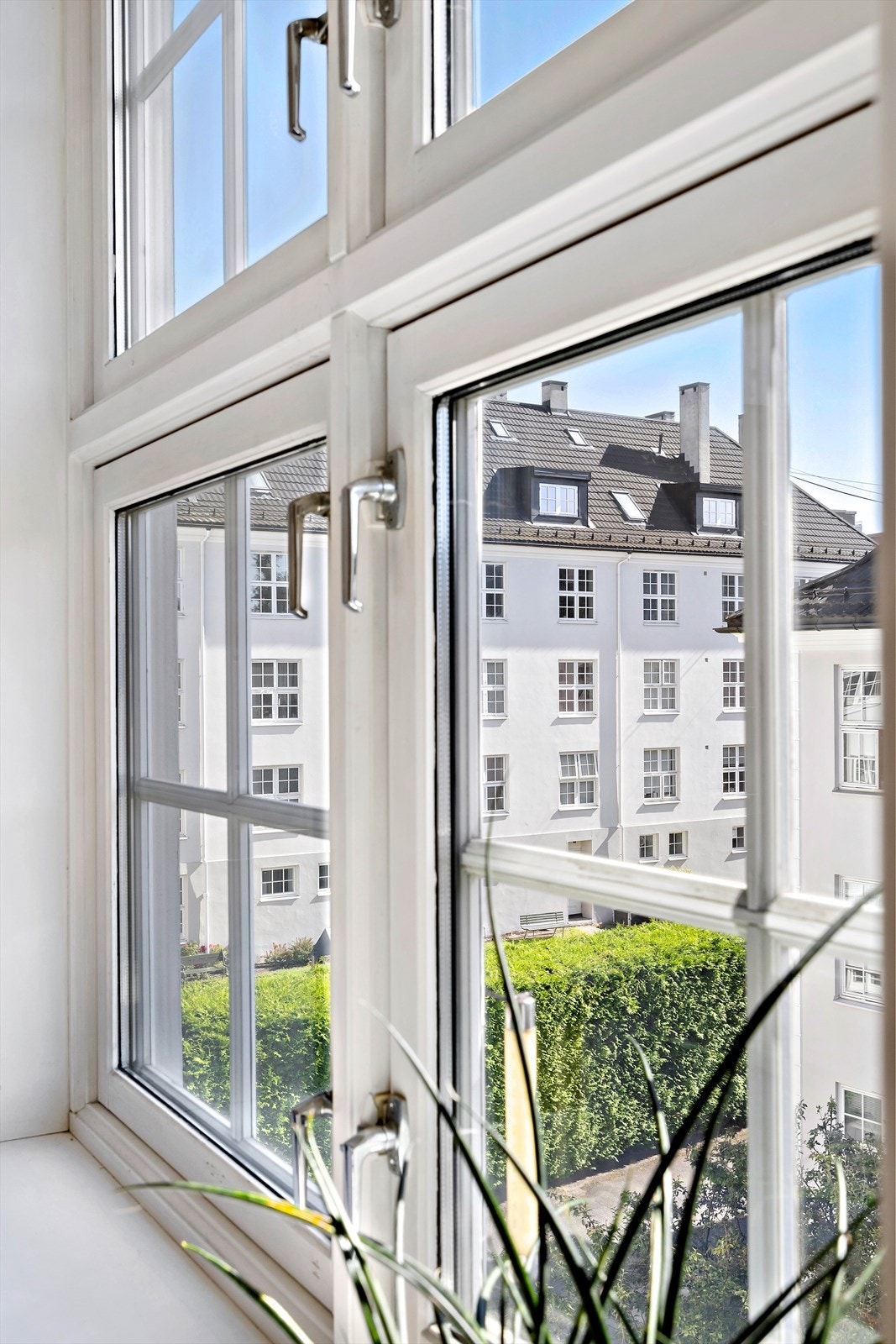 Hyggelig utsyn mot bakgård. Galleribilde