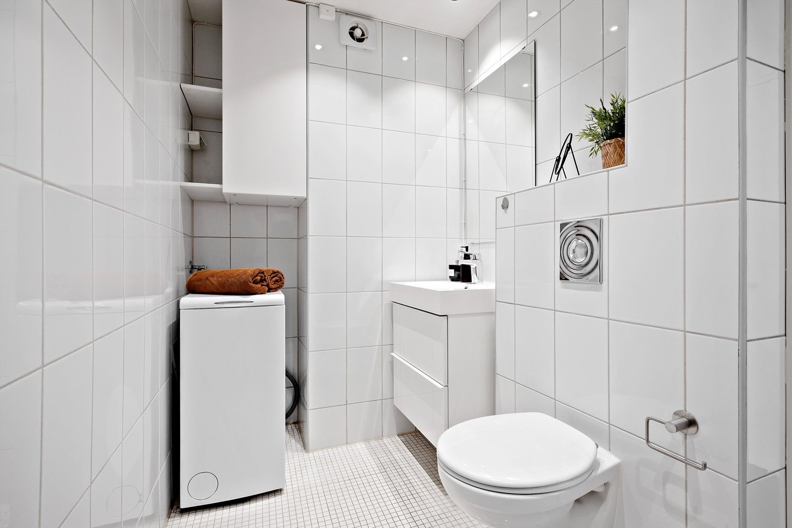 Badet har varmekabler i gulv og innredning med god oppbevaringsplass. Galleribilde