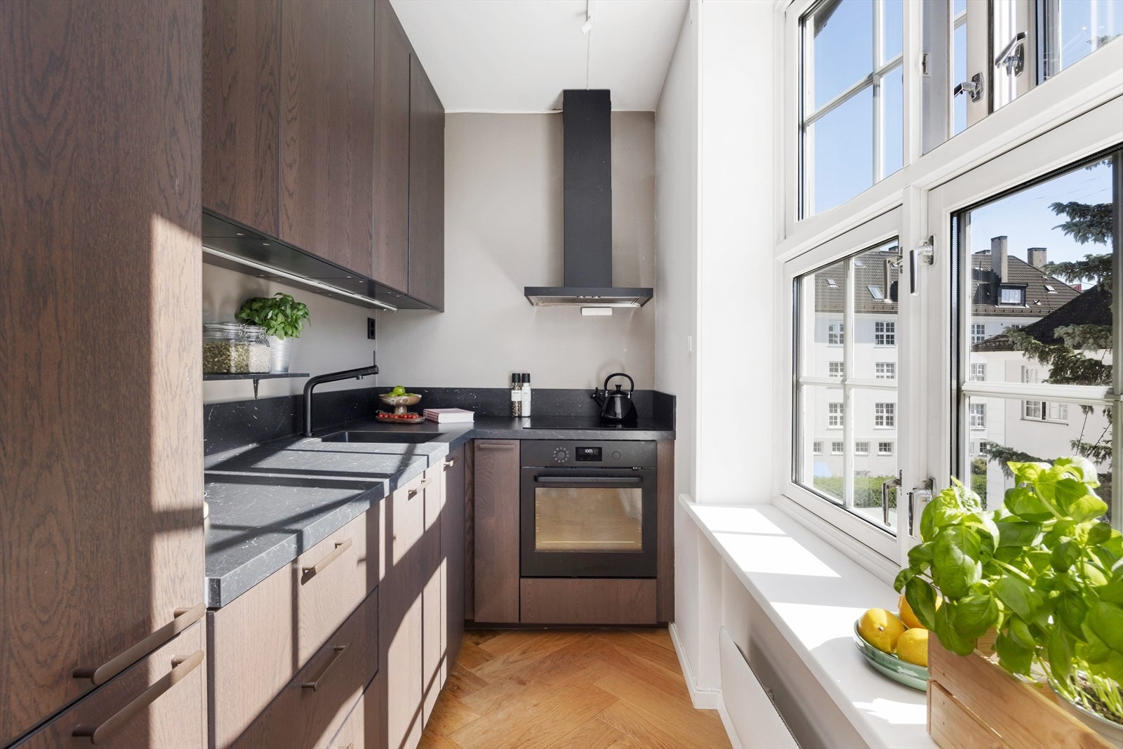 En sjarmerende og gjennomført 2-roms leilighet beliggende i en vakker bygård tegnet av de anerkjente arkitektene Morgenstierne & Eide. Galleribilde