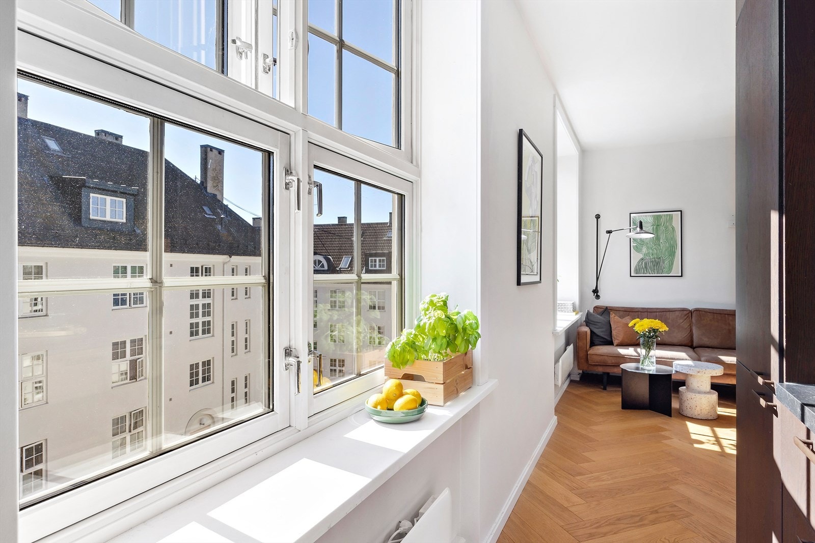 Store vindusflater gir godt med naturlig lys til leiligheten. Galleribilde