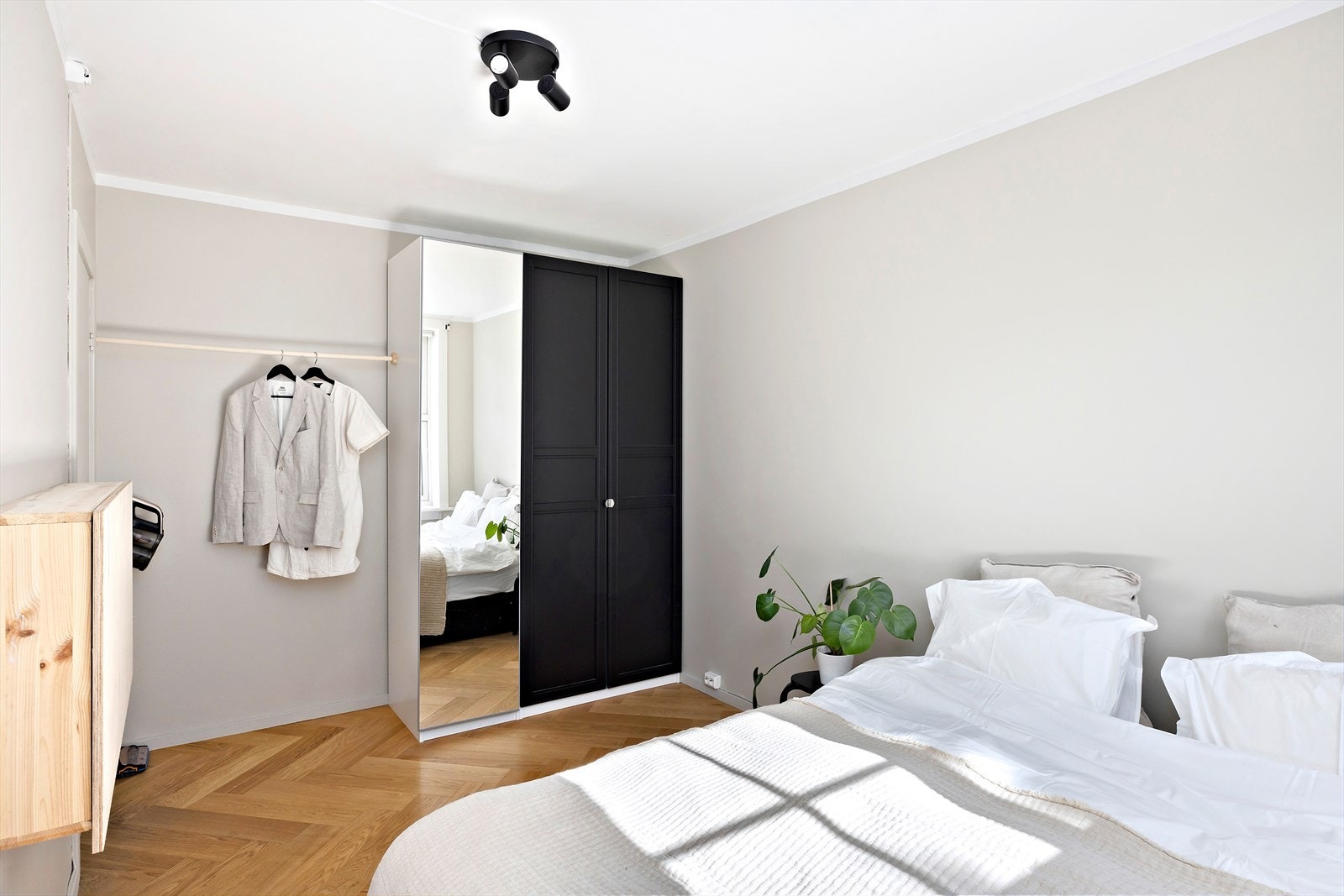 Soverommet har også garderobeskap som gir godt med oppbevaring. Galleribilde