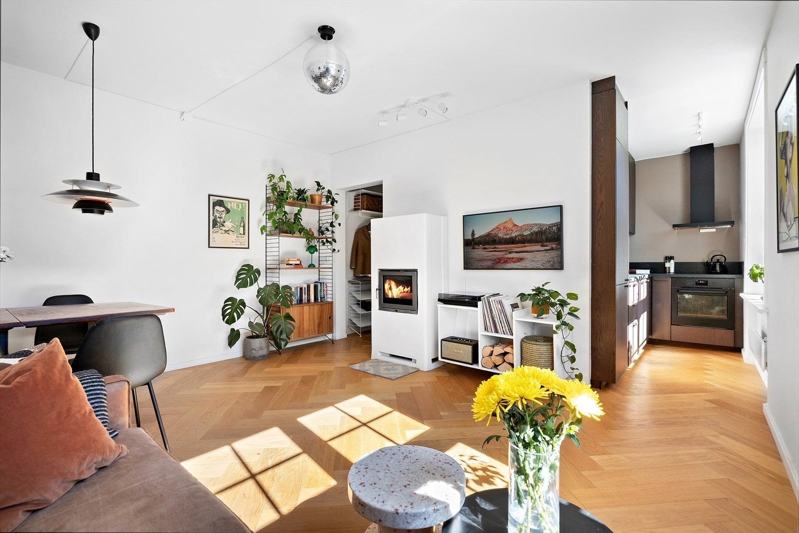 Leiligheten ligger høyt og luftig til i 3.etg, og byr på en svært god planløsning med store vindusflater. Galleribilde