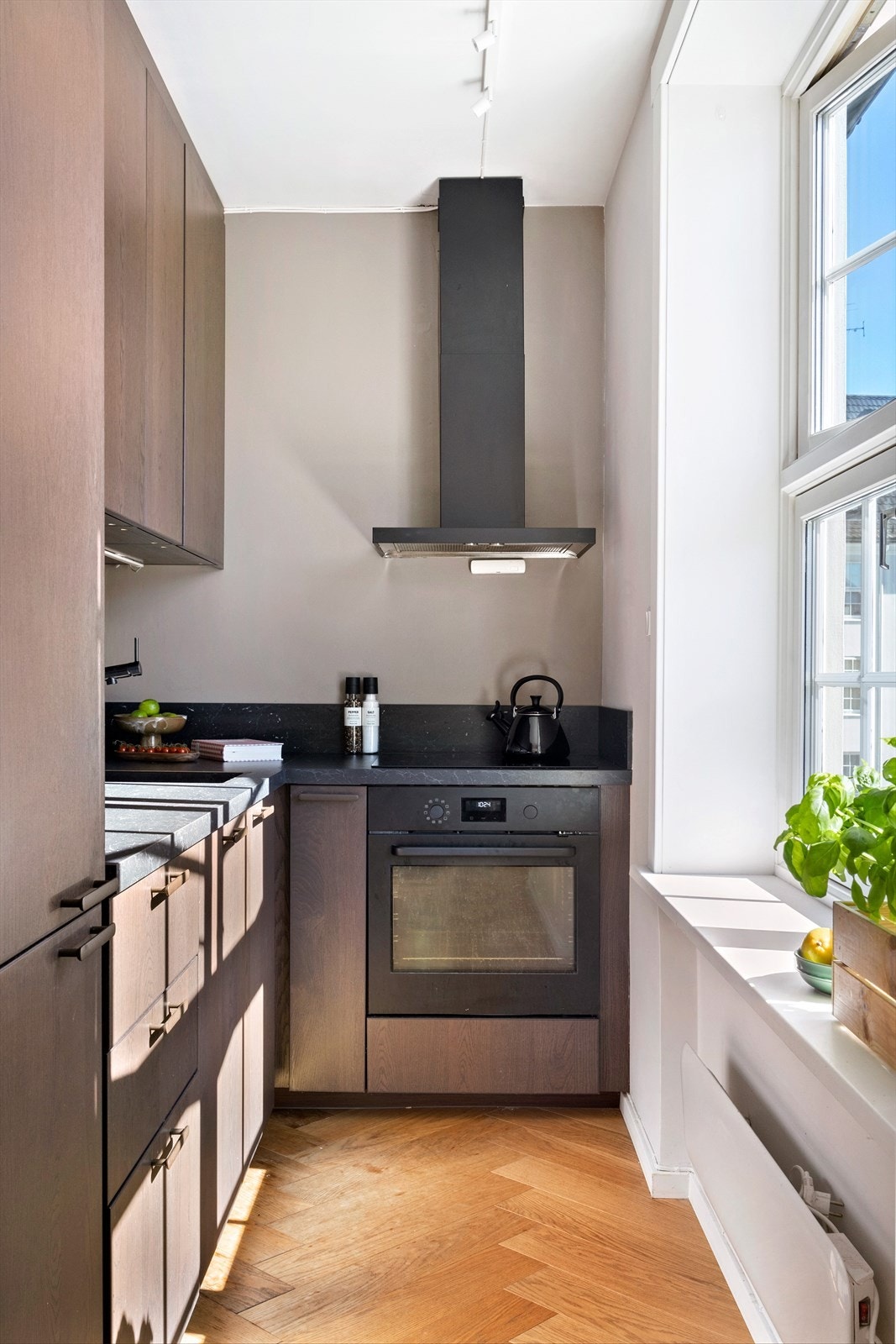 Kjøkkenet er oppgradert i 2023 og har glatte fronter, laminat benkeplate med planlimt kum og integrerte hvitevarer som induksjonstopp, stekeovn, oppvaskmaskin og kjøl/frys. Galleribilde