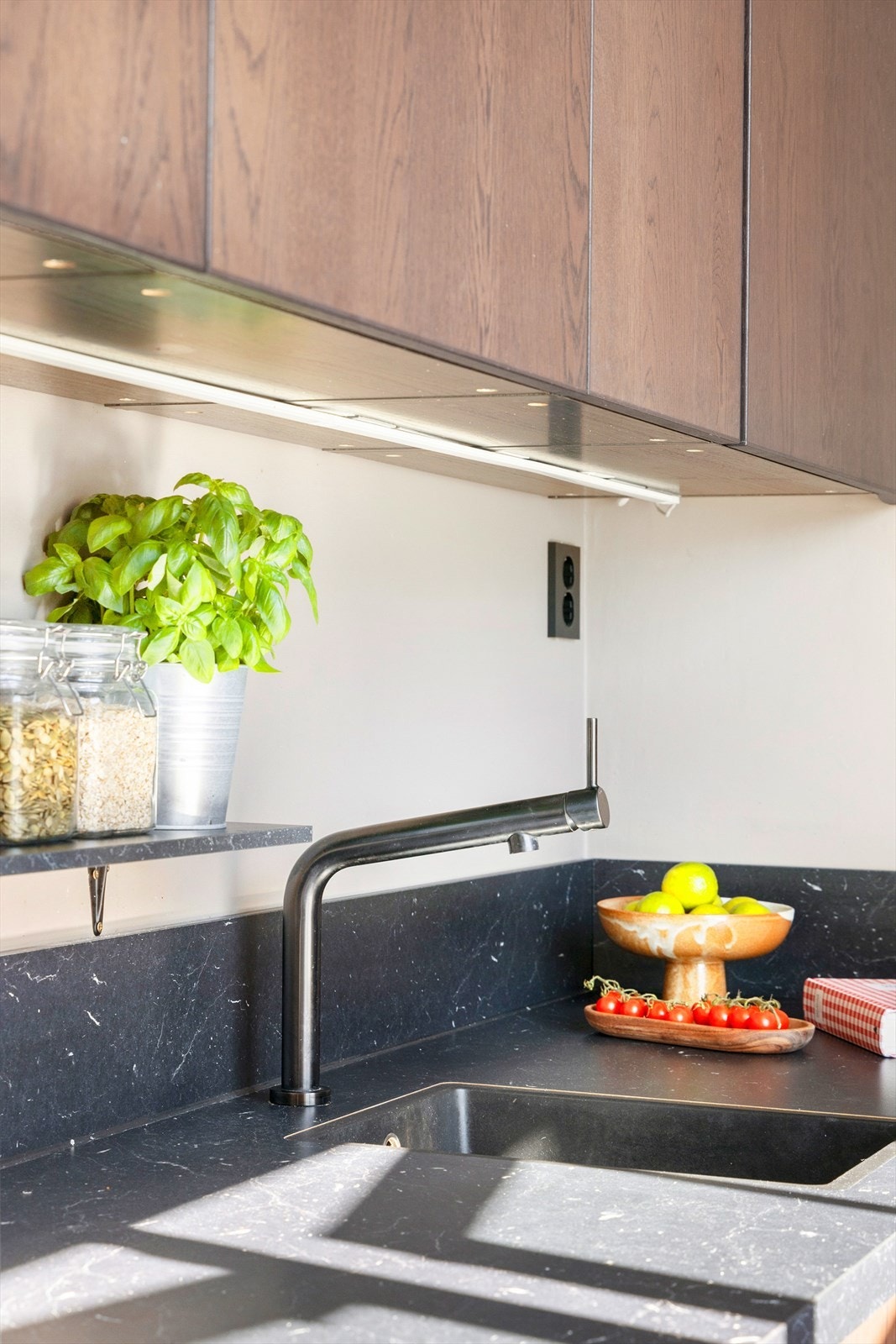 Det er montert automatisk vannstopper og komfyrvakt på kjøkkenet. Galleribilde