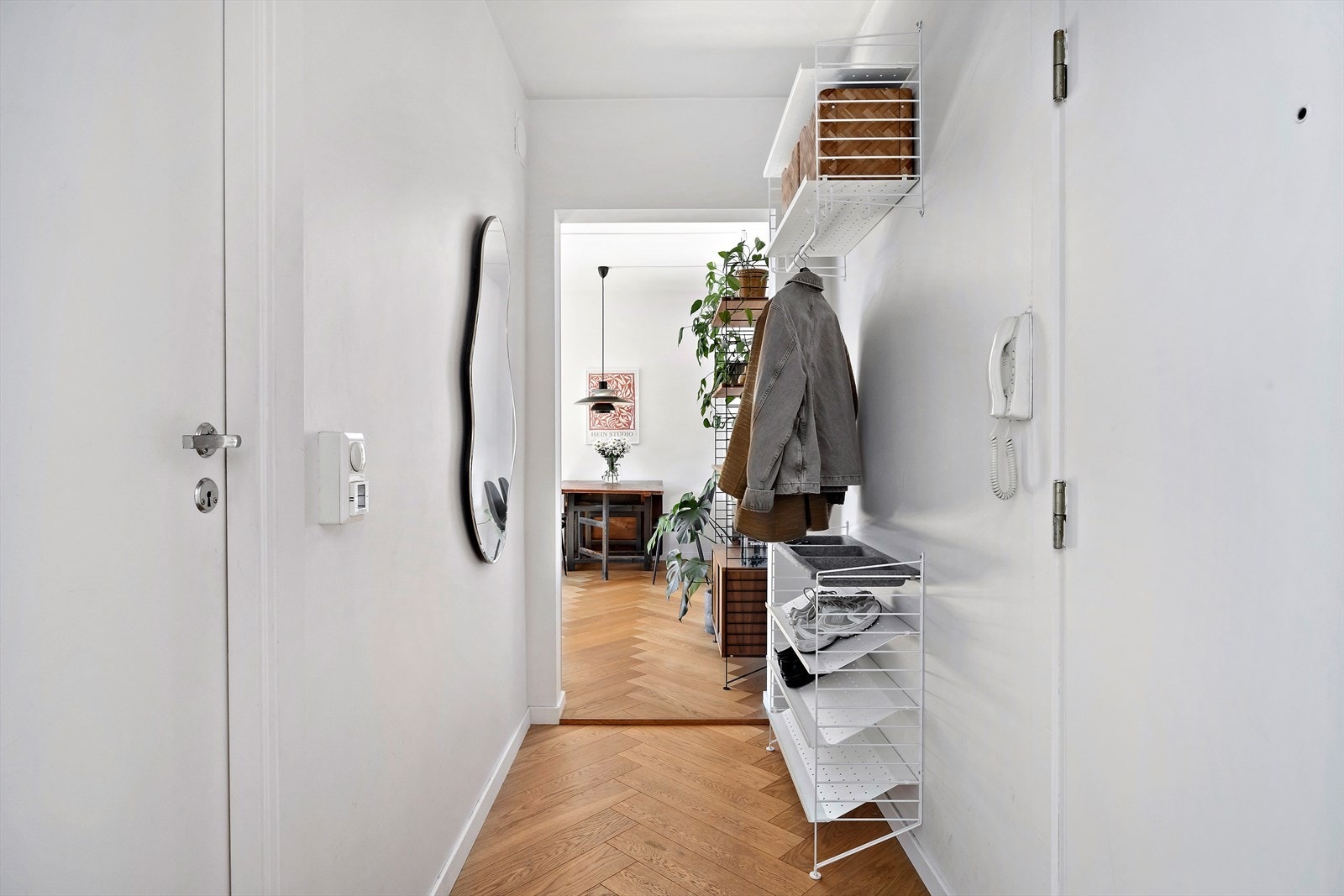 Lys og praktisk entré med plass til å sette fra seg sko og henge fra seg yttertøy. Galleribilde