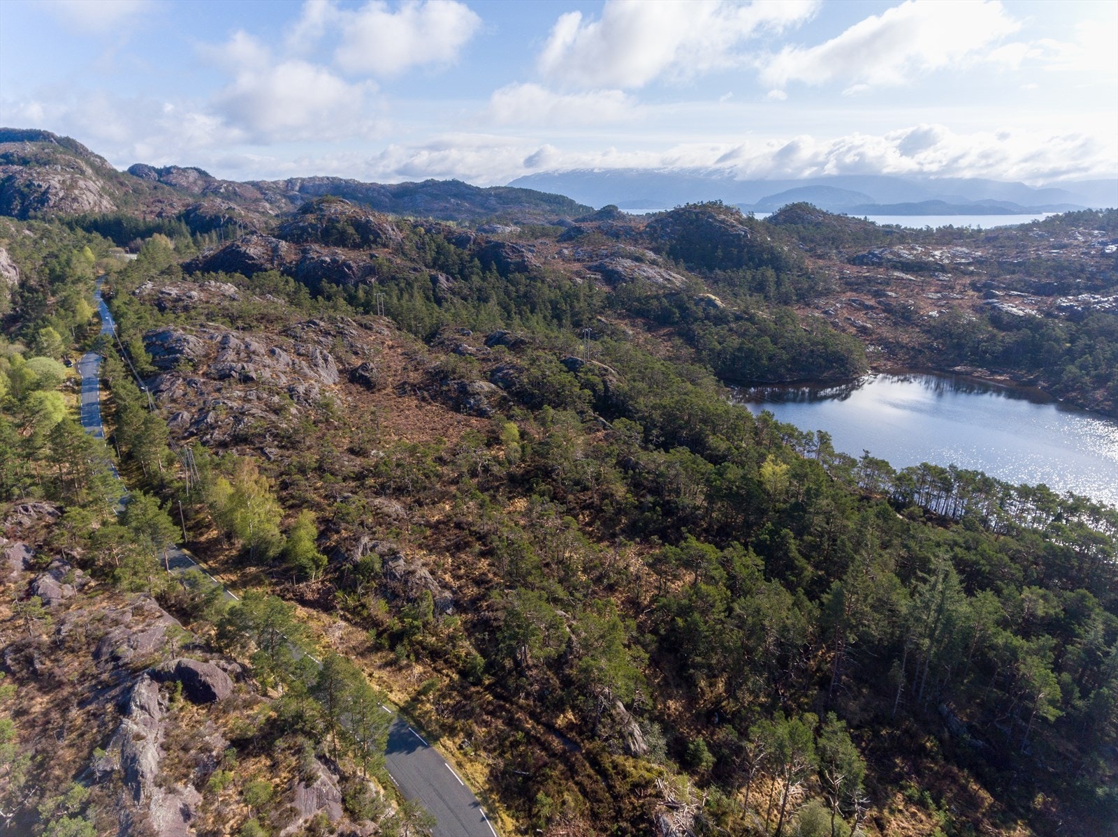 Tomten ligger inn mot Morkavatnet, og en del av tomtene får også utsikt over dette vannet. Galleribilde