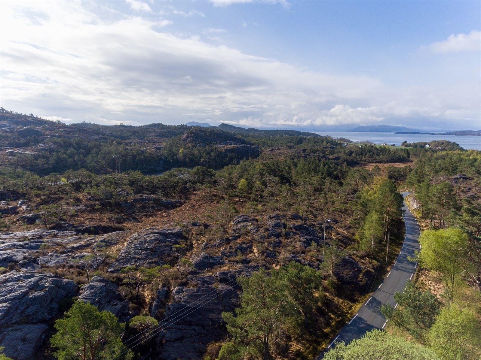 Enten du ønsker utsikt mot sjøen eller de majestetiske fjellene, finner du den perfekte tomten i området. Galleribilde