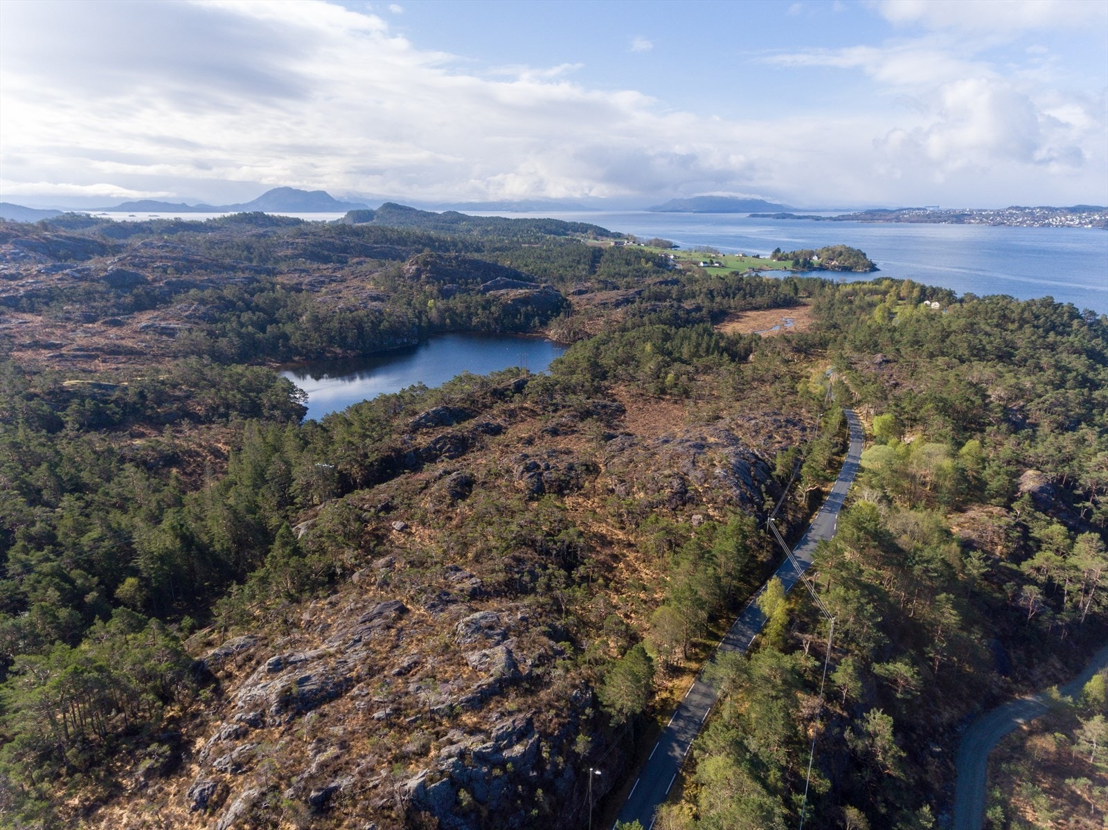 Velkommen til denne store tomten på Huglo, som er regulert til 12 fritidstomter. Presentert av Elise Linningsvoll i Aktiv Eiendomsmegling Galleribilde