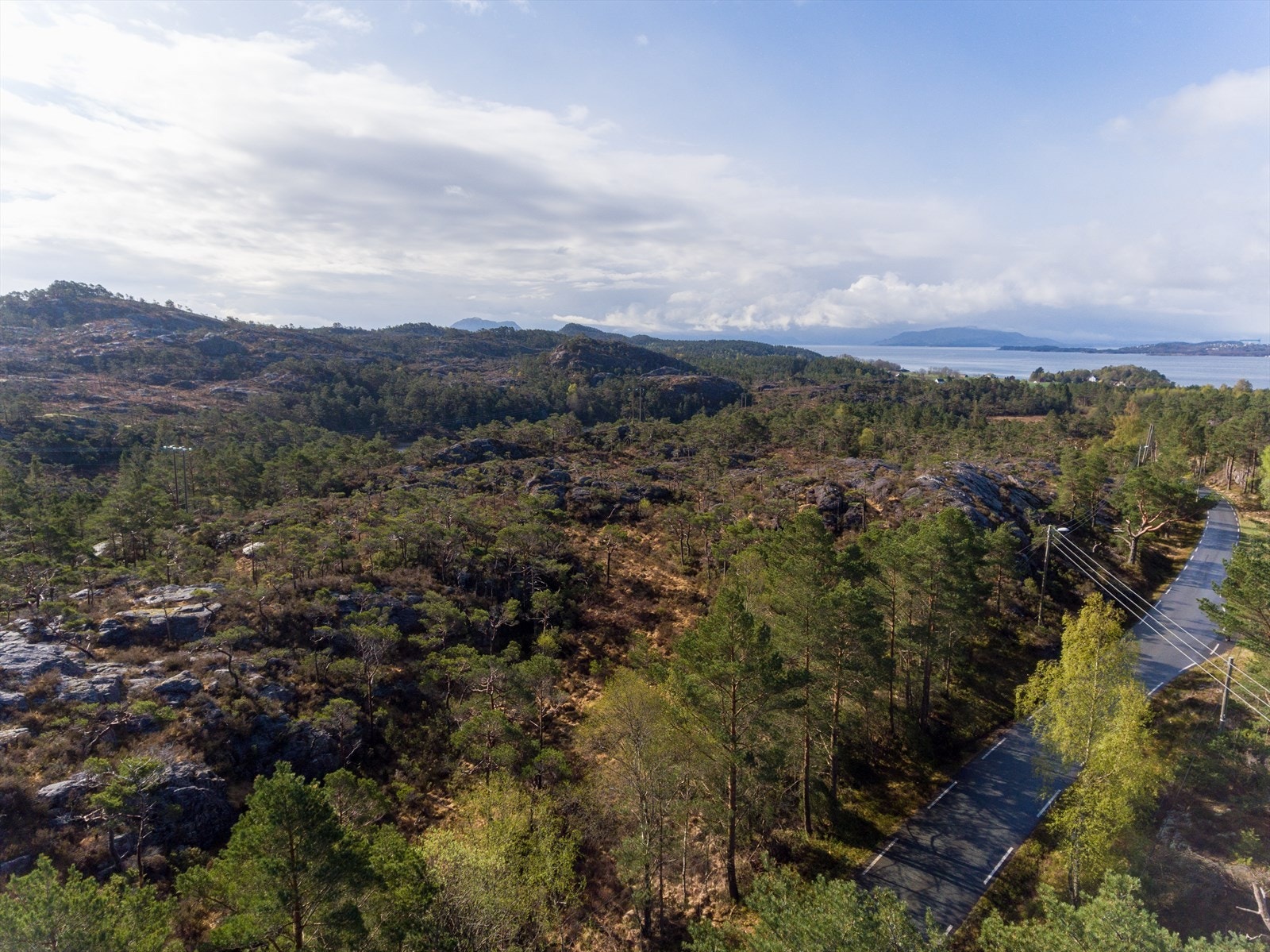 Det fremgår av reguleringsplanen at hyttene bør tilpasses de fysiske omgivelsene, og at terrenginngrep gjøres så skånsomt som mulig. Galleribilde