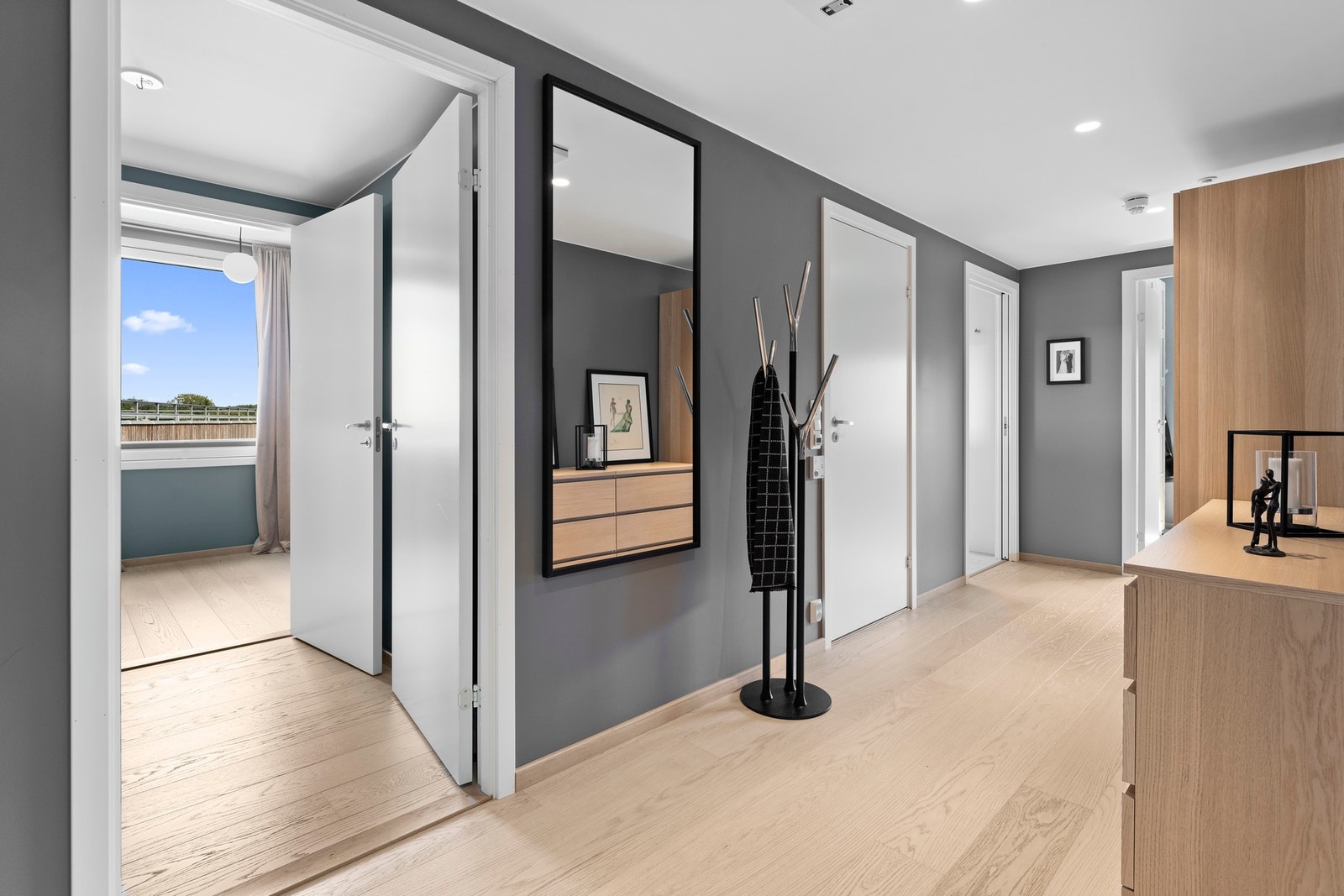 Den innbydende entréen gir et godt førsteinntrykk med vegger malt i moderne fargetoner og parkett på gulvet. Galleribilde