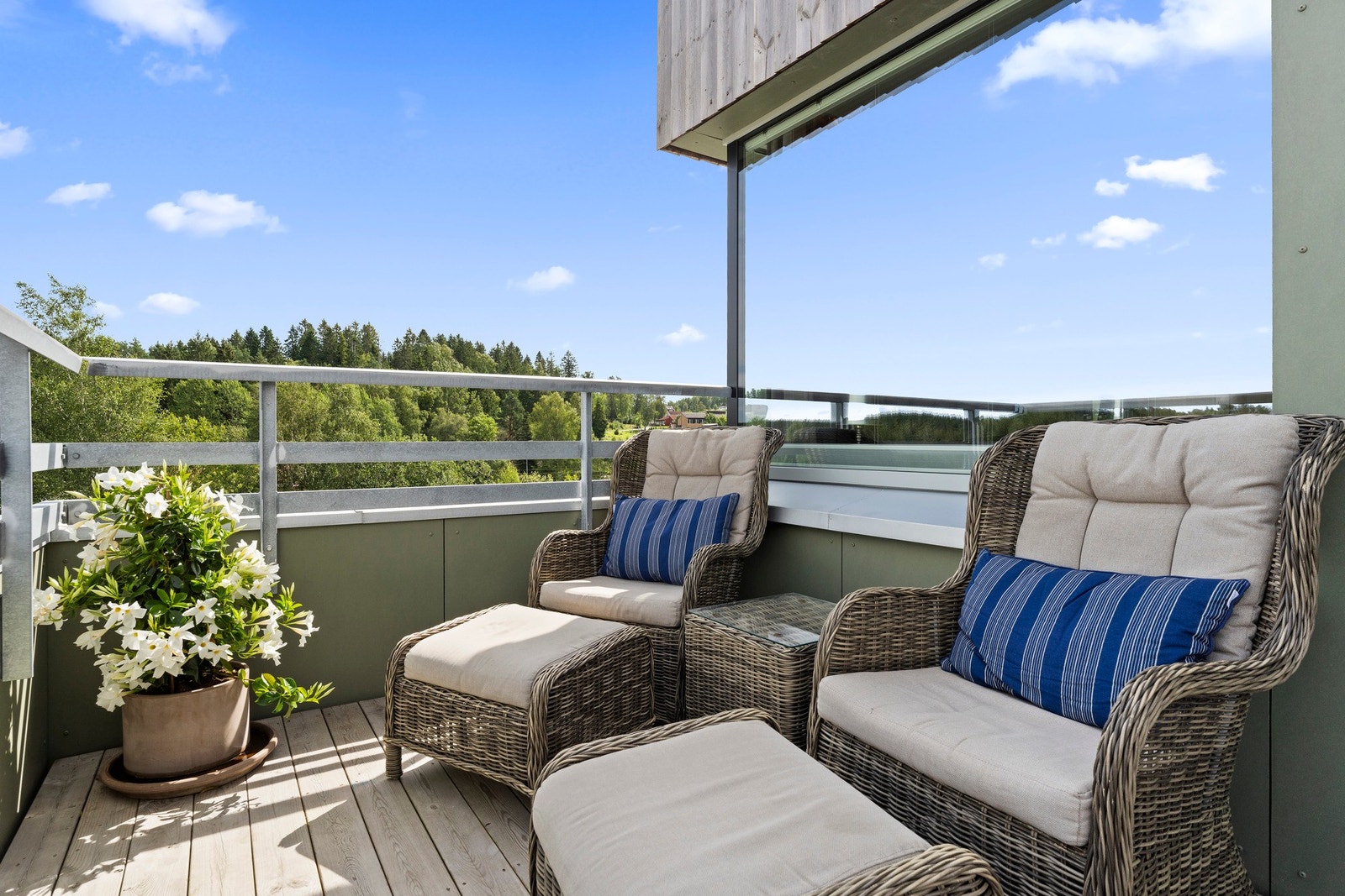 Fra stuen er det utgang til en balkong på ca. 9 kvm og fra hovedsoverommet er det utgang til en balkong på ca. 9 kvm. Galleribilde