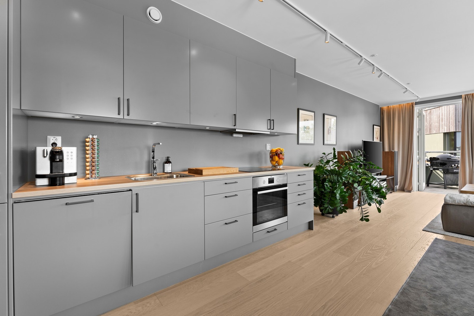 Leiligheten byr på et stilrent og moderne kjøkken. Galleribilde