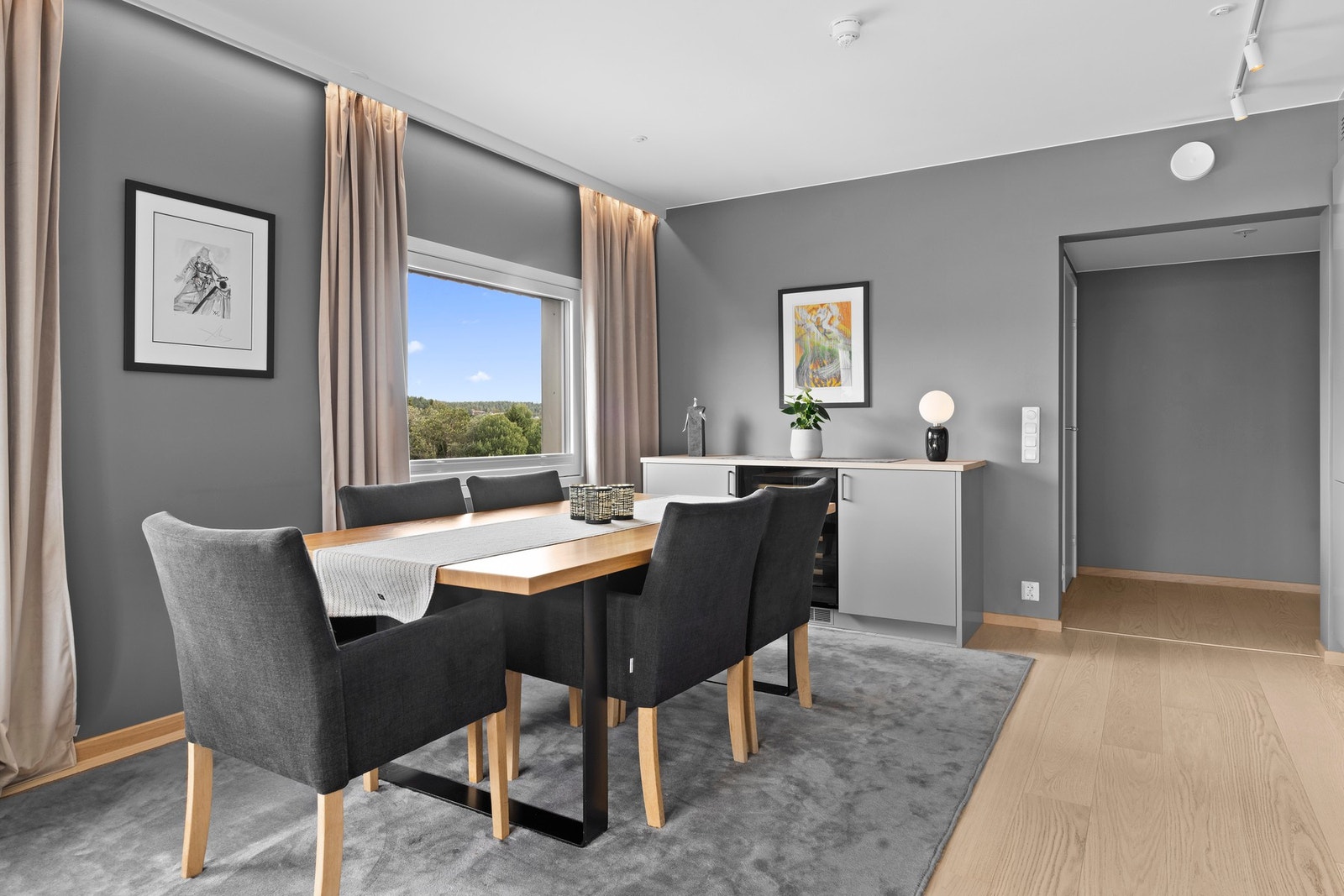 Rommet har også gode møbleringsmuligheter med god plass til sofalounge, TV-anlegg og spisebord. Galleribilde