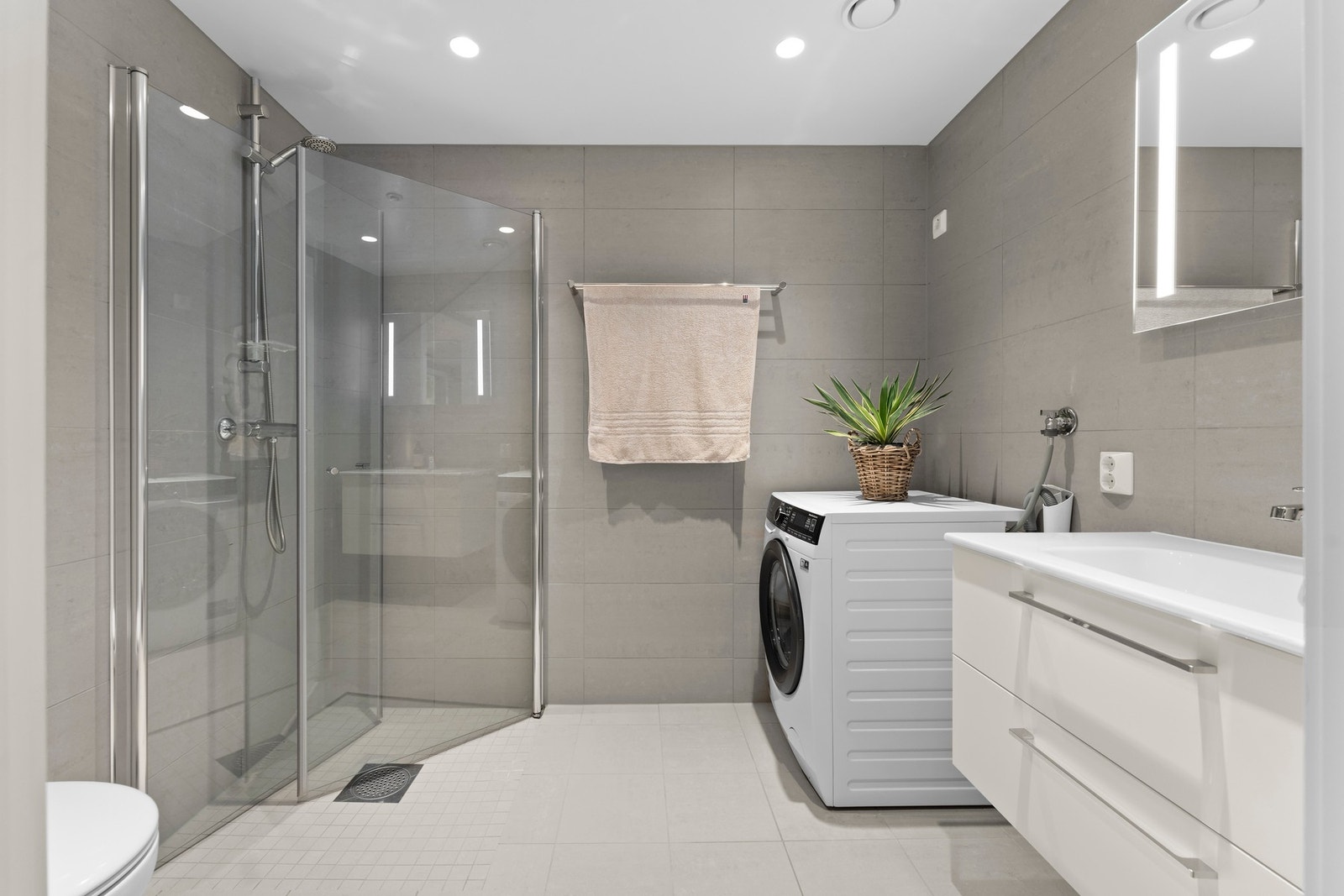 Videre er det to delikate bad, ett ved entréen og ett i suiteløsning til hovedsoverommet. Galleribilde