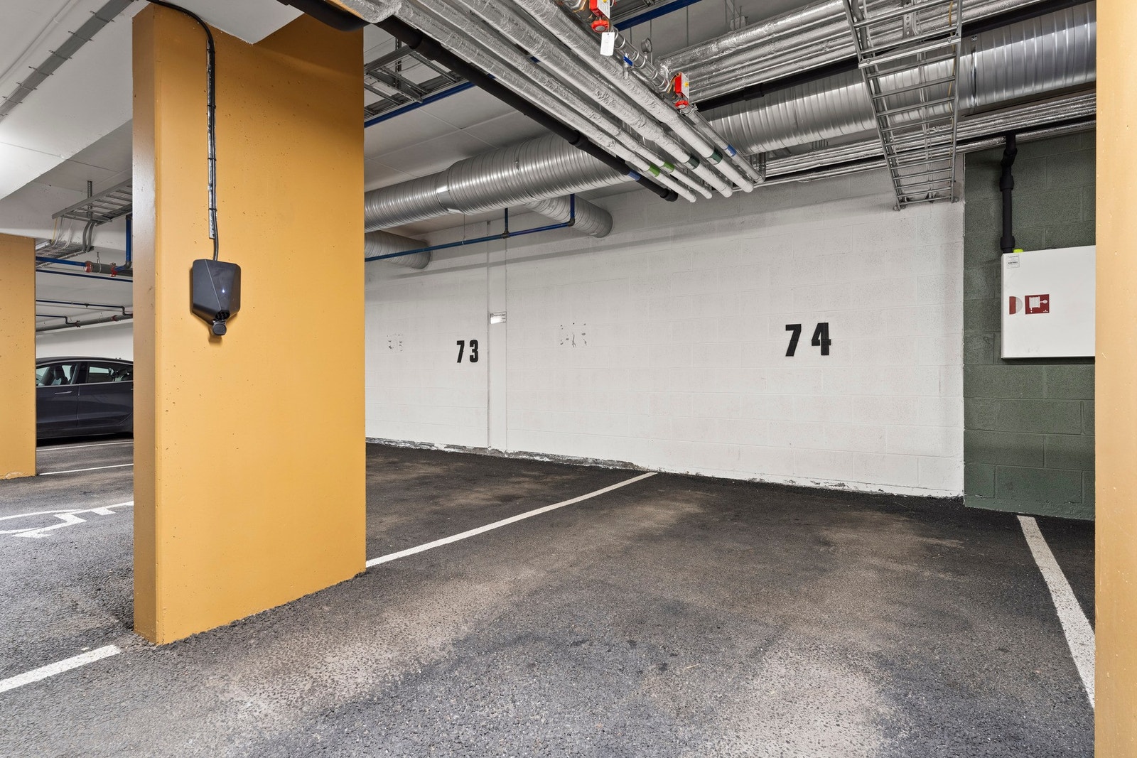 Det medfølger en parkeringsplass med elbillader i felles garasjekjeller. Galleribilde