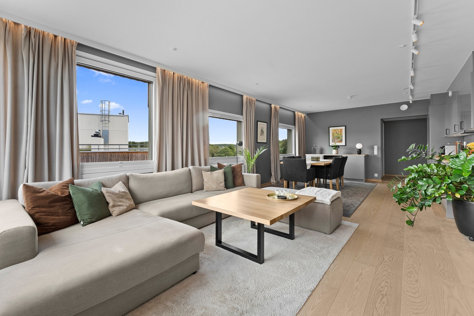 Leiligheten har en åpen stue-/kjøkkenløsning som skaper en luftig og sosial atmosfære. Galleribilde