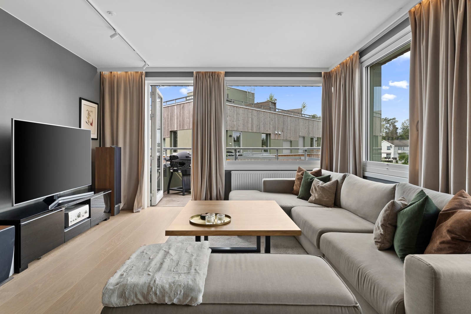 De store vindusflatene på to sider slipper inn rikelig med naturlig lys som forsterker romfølelsen. Galleribilde